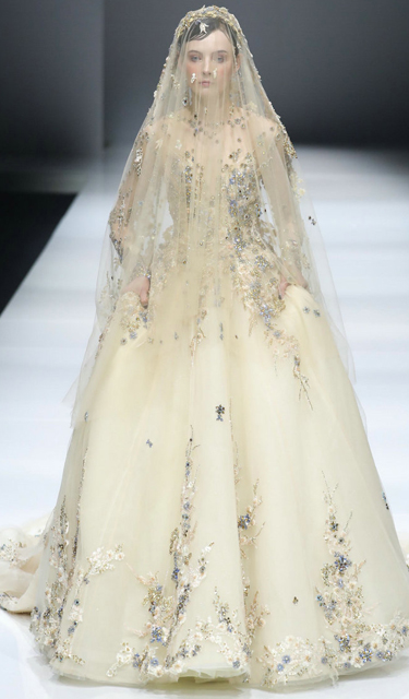 绝设·朱光妍39.9万的定制婚纱亮相时装周