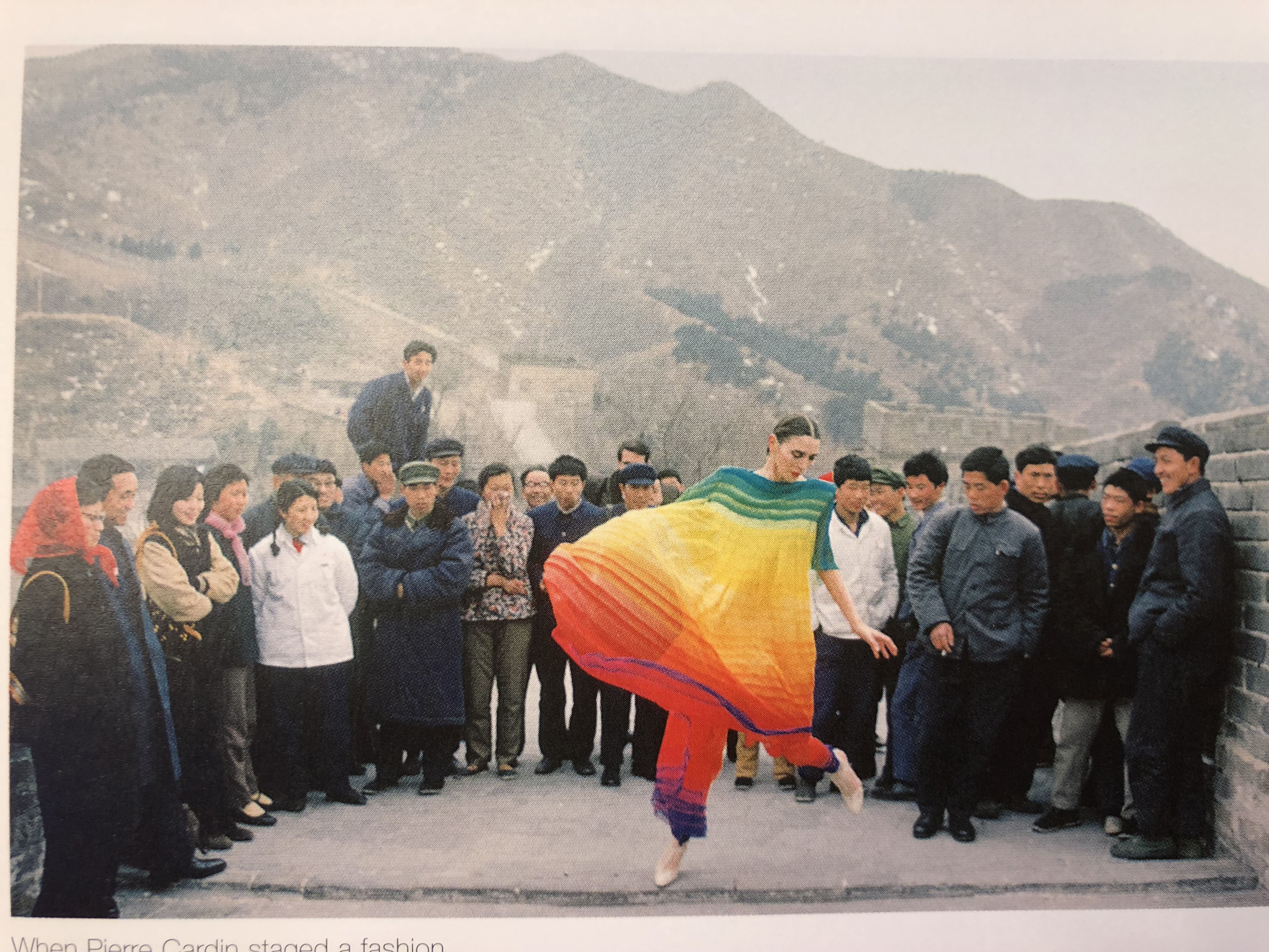 1979年玛丽斯&bull;加斯帕德作为第一个法国模特登上中国长城。