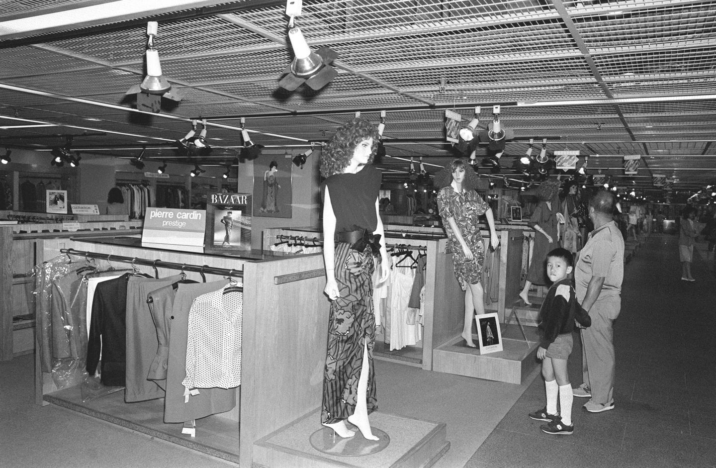 中艺公司服装部经常展销世界各国和香港著名时装设计师设计的服装。目前中艺公司新港分公司正在展出法国著名时装设计师皮尔&middot;卡丹设计的时装。新华社记者汤孟宗摄（1986年9月4日发）