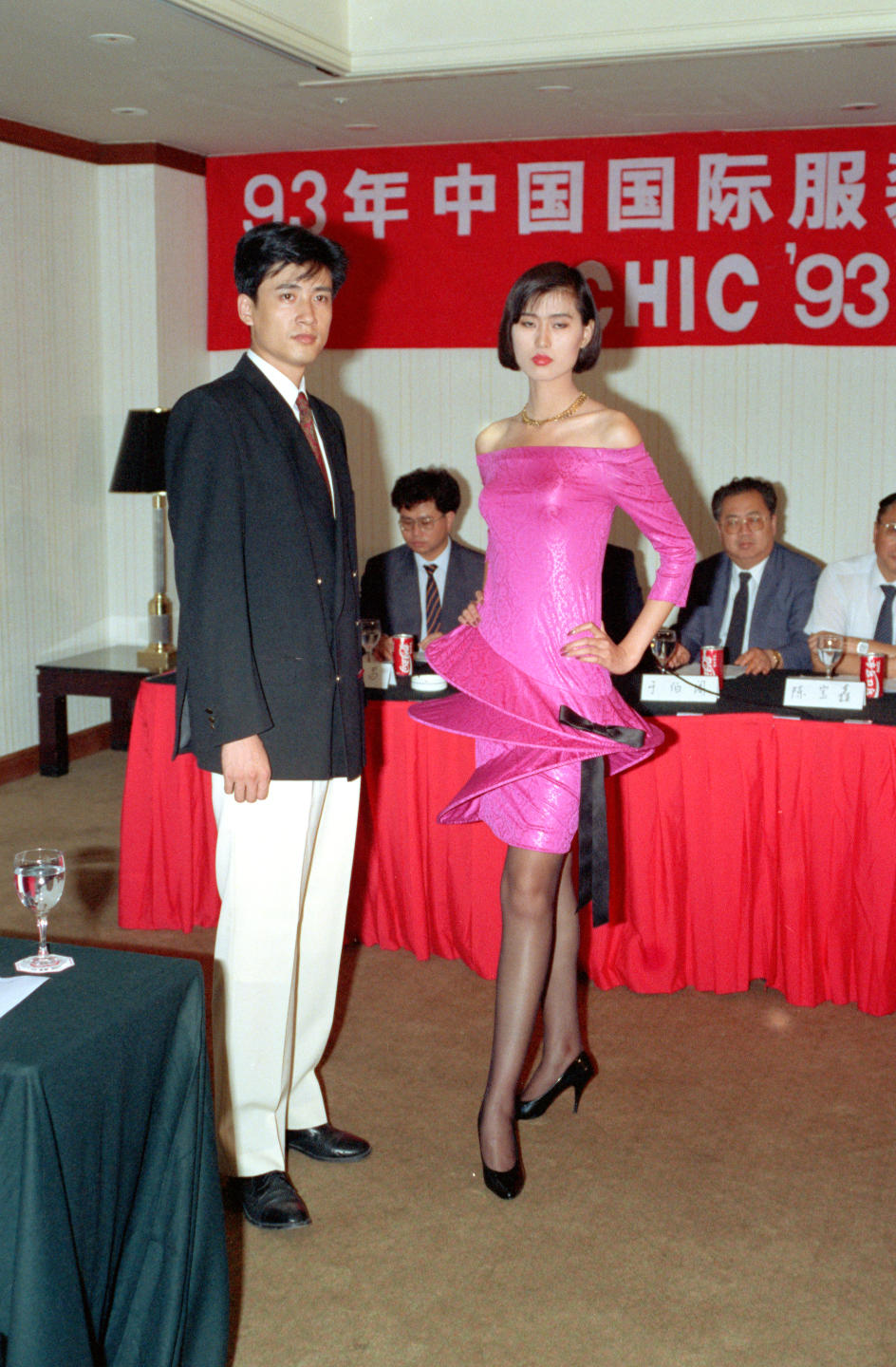 這是中國服裝研究所設計中心展示的皮爾·卡丹時裝。新華社記者戴紀明攝（1992年9月4日發）