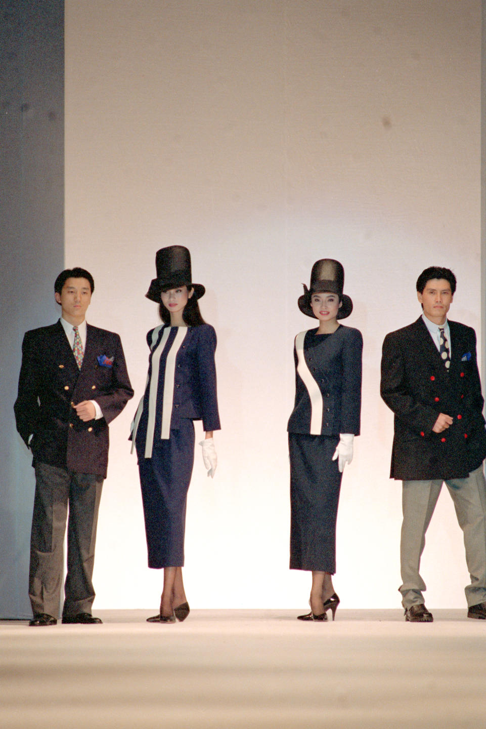 93中國國際服裝服飾博覽會，于5月14日至19日在北京國際貿易中心舉行。皮爾·卡丹設計的兩款男女套裝。 新華社記者董蘇華攝（1993年5月27日發）