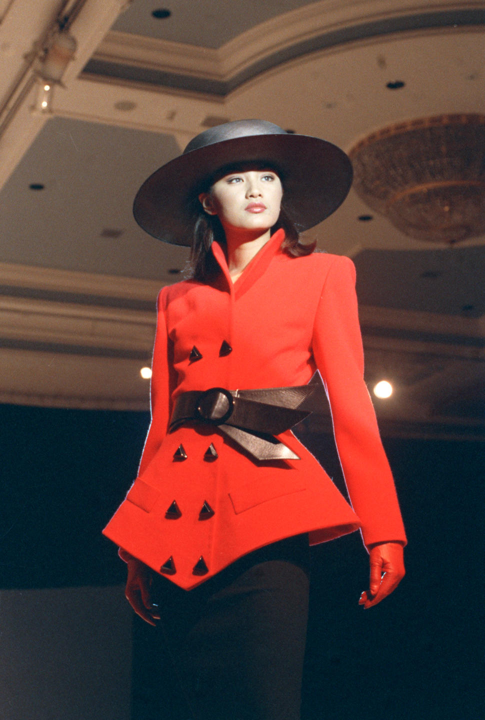 93中國國際服裝服飾博覽會，于5月14日至19日在北京國際貿易中心舉行。皮爾·卡丹的女裝。新華社記者戴紀明攝(1993年5月27日發）