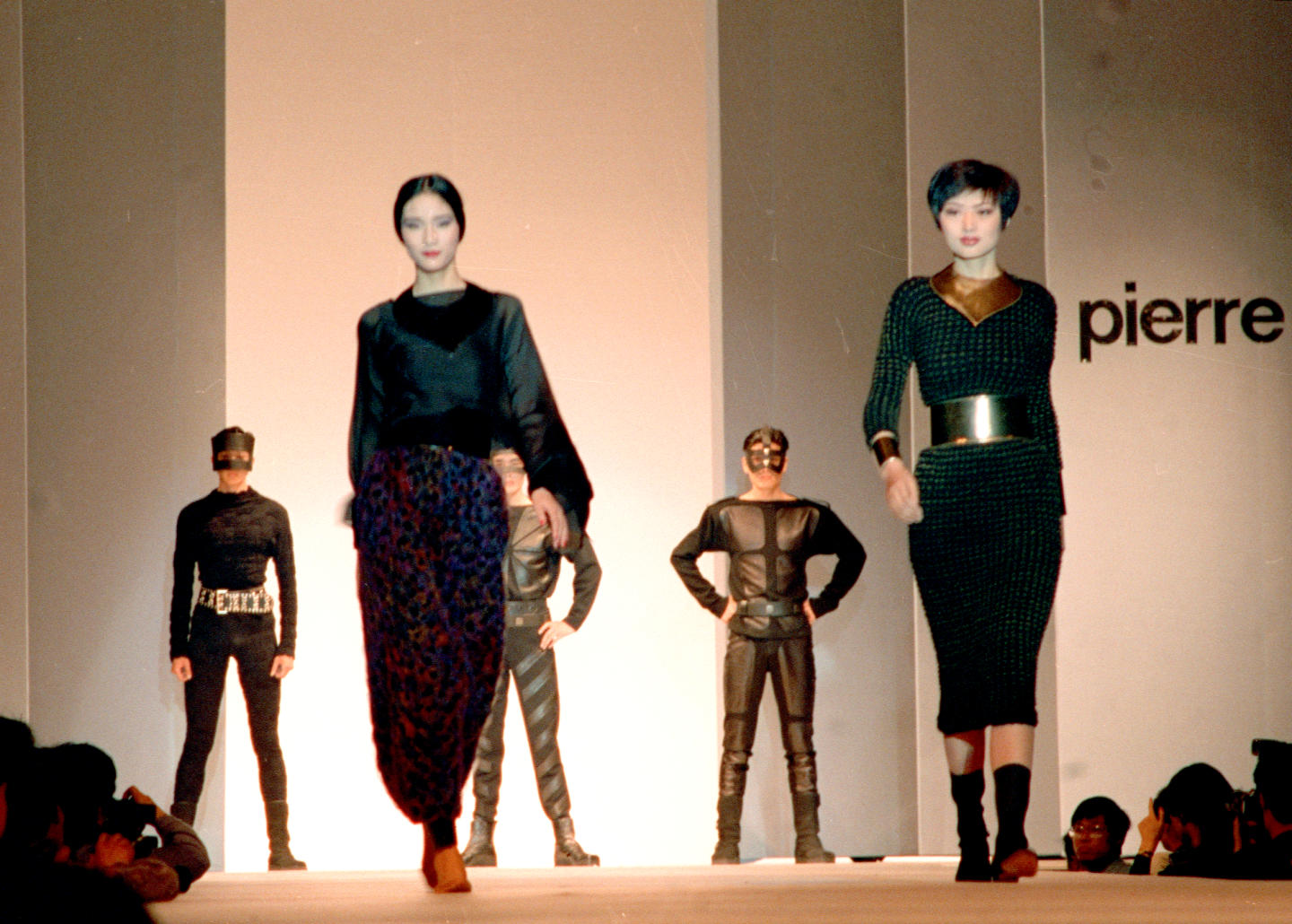 93中國國際服裝服飾博覽會，于5月14日至19日在北京國際貿易中心舉行。皮爾·卡丹的時裝表演專場。新華社記者戴紀明攝（1993年5月27日發）
