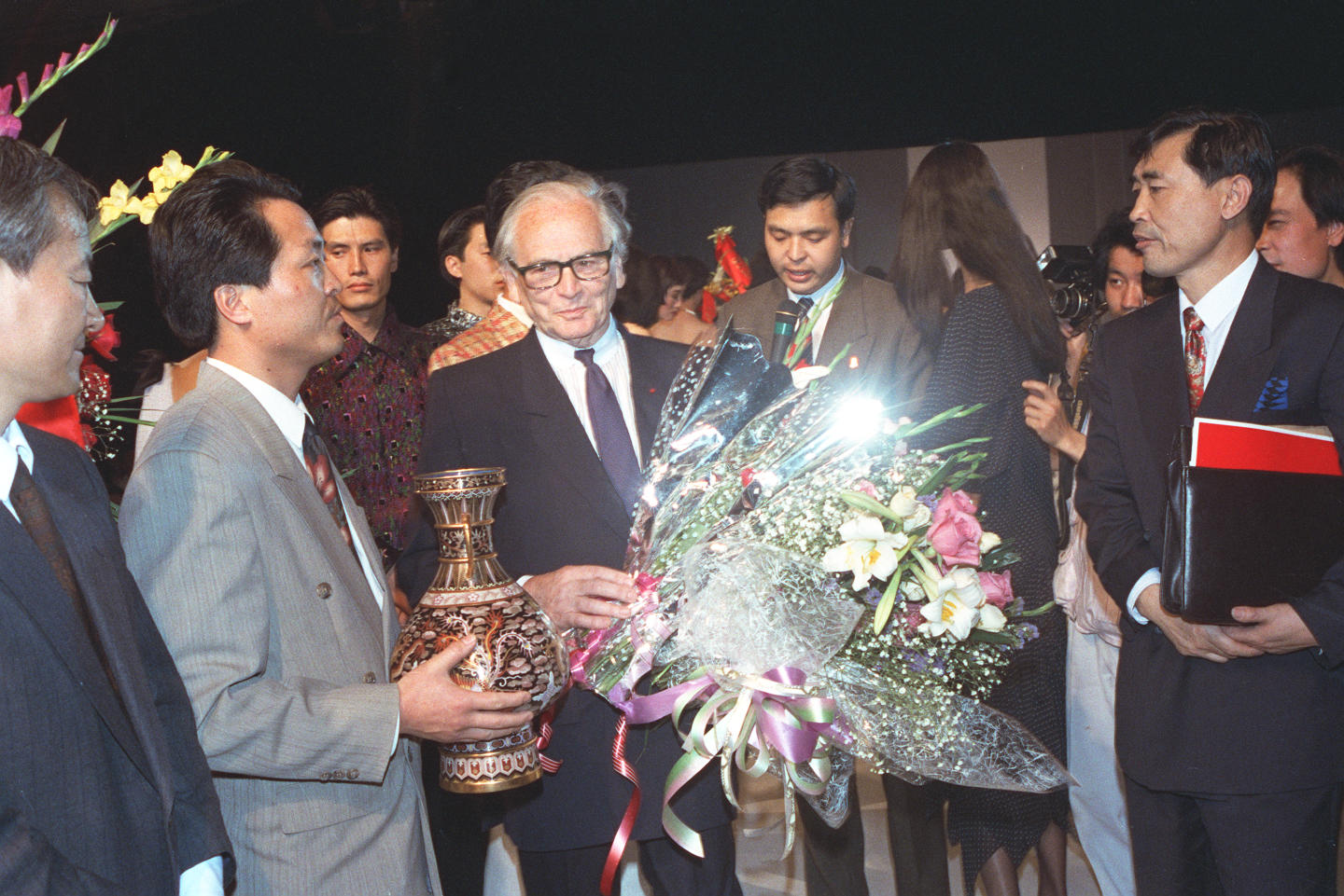 93中国国际服装服饰博览会，于5月14日至19日在北京国际贸易中心举行。皮尔&middot;卡丹推出50套时装精品举办专场表演，表演完后接受献花。新华社记者戴纪明摄（1993年5月27日发）