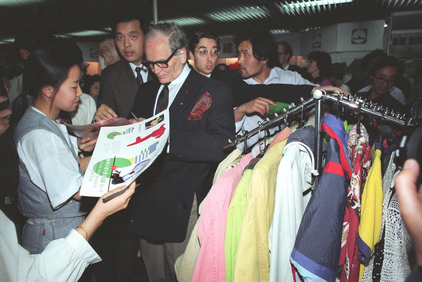93中國國際服裝服飾博覽會，于5月14日至19日在北京國際貿易中心舉行。法國著名時裝設計大師皮爾·卡丹在博覽會上參觀中國時裝精品。新華社記者戴紀明攝（1993年5月27日發）