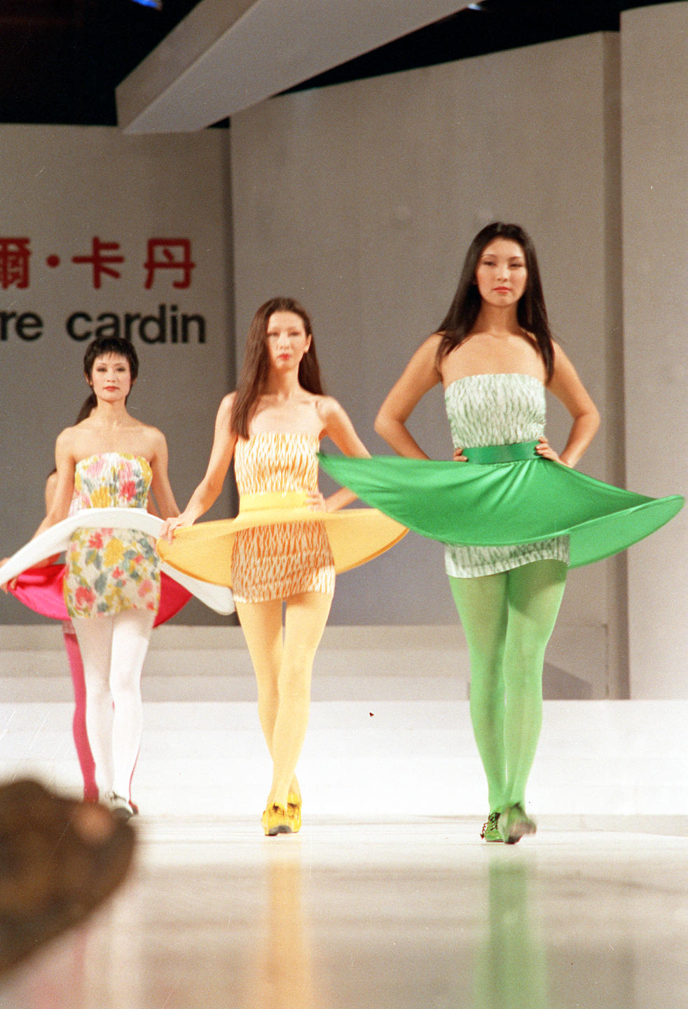 94中國國際服裝服飾博覽會于1994年4月27日至5月1日在北京隆重舉行。法國時裝設計大師皮爾·卡丹舉行了專場服裝表演，中法兩國名模同臺展示了皮爾·卡丹最新設計的300套國際流行時裝精品。新華社記者戴紀明攝（1994年5月3日發）