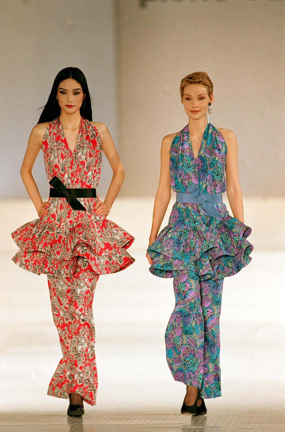 94中國國際服裝服飾博覽會于4月27日至5月1日在北京國際貿易中心舉行。中法時裝模特身著法國著名時裝設計師皮爾·卡丹最新款式的套裝，同臺獻藝。新華社記者李根興攝（1994年5月25日發）