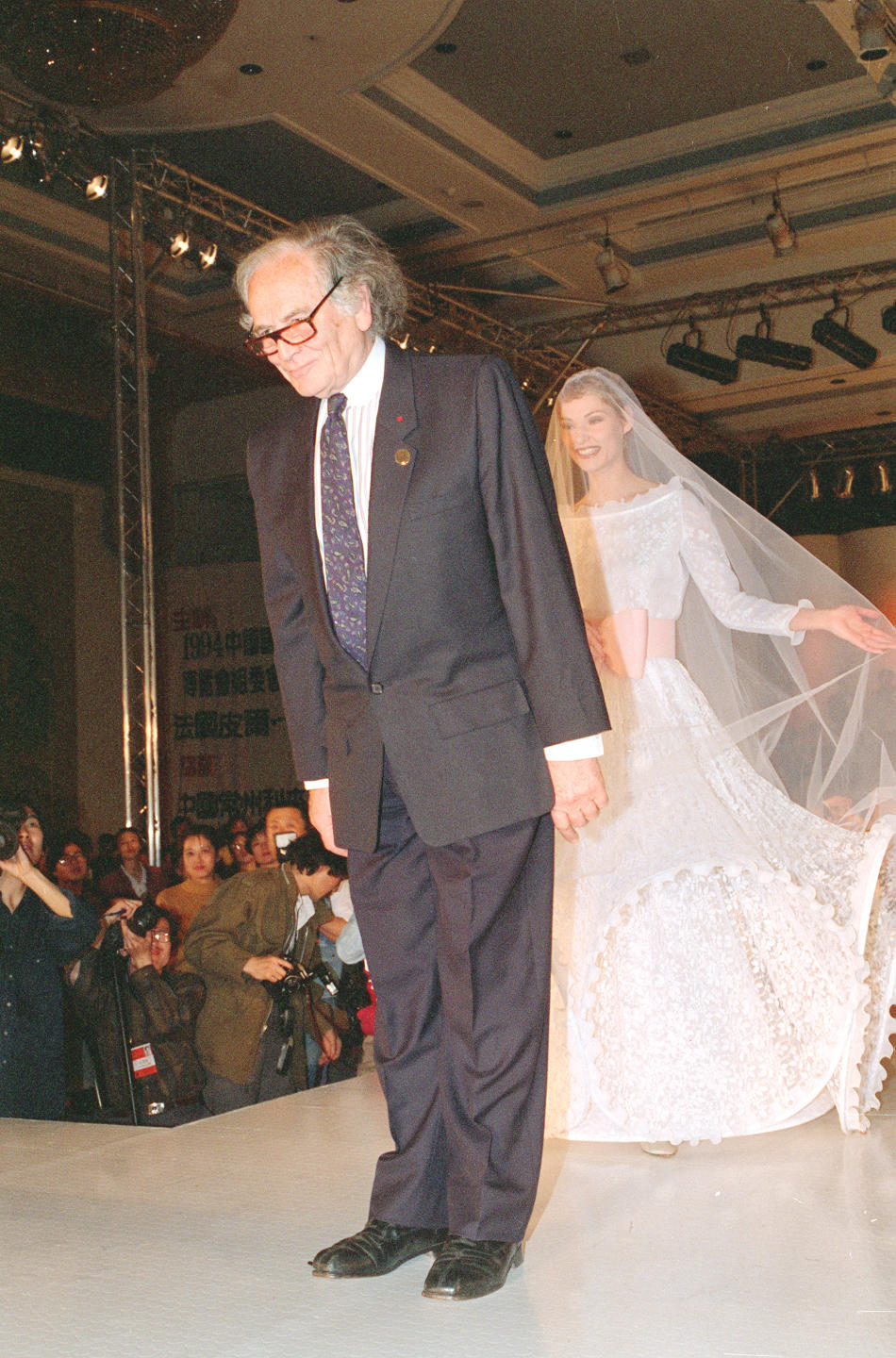 94中國國際服裝服飾博覽會于4月27日至5月1日在北京國際貿易中心舉行法國服裝設計大師皮爾·卡丹第20次來華，並參加在北京舉行的國際服飾博覽會。會上皮爾·卡丹舉辦了專場時裝表演。新華社記者戴紀明攝（1994年5月25日發）