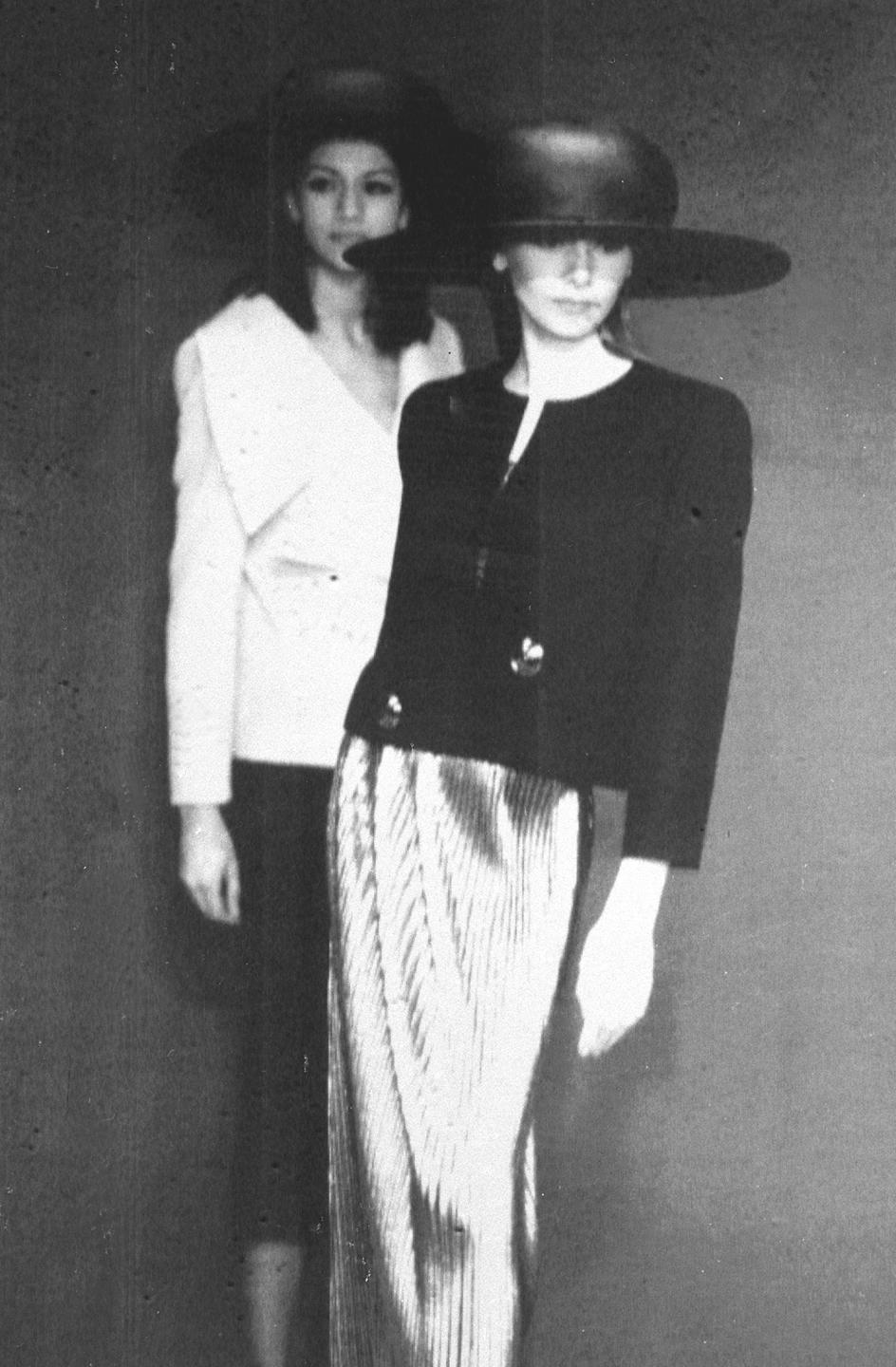 1993年春夏巴黎高級女裝展示會在法國巴黎舉行。圖中由皮爾·卡丹設計的兩套春裝預示長裙將大為遊行。新華社記者李根興攝（傳真照片）