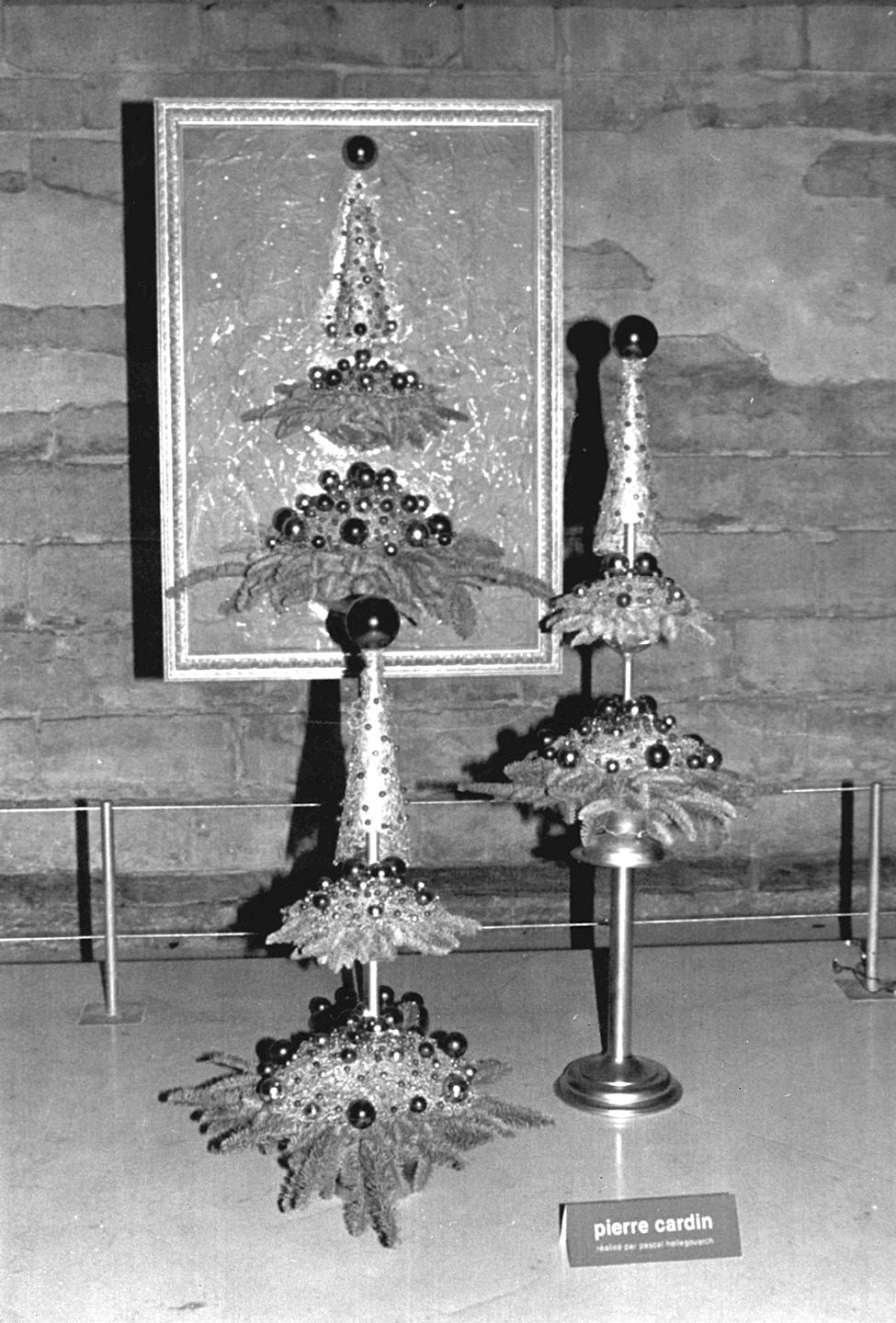 圖為皮爾·卡丹設計的聖誕樹。新華社記者鄭宣攝（傳真照片）（1998年12月30日發）
