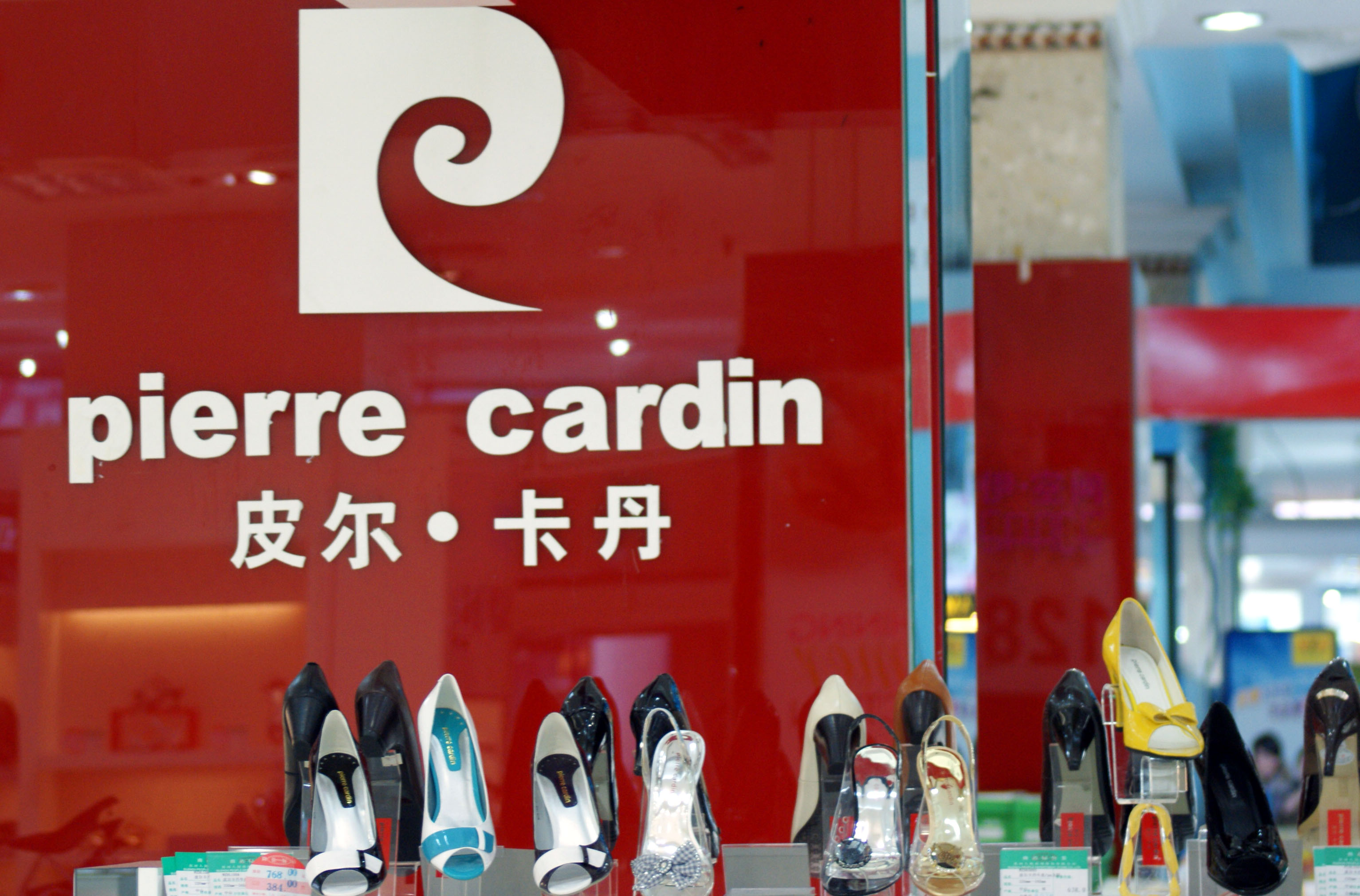 6月28日拍攝的蘇州一家商場的皮爾·卡丹專櫃。據報道，來自溫州及廣東的兩家民營企業最近已開始和法國著名時裝品牌皮爾·卡丹商談購買事宜，洽購價格將超過2億歐元。