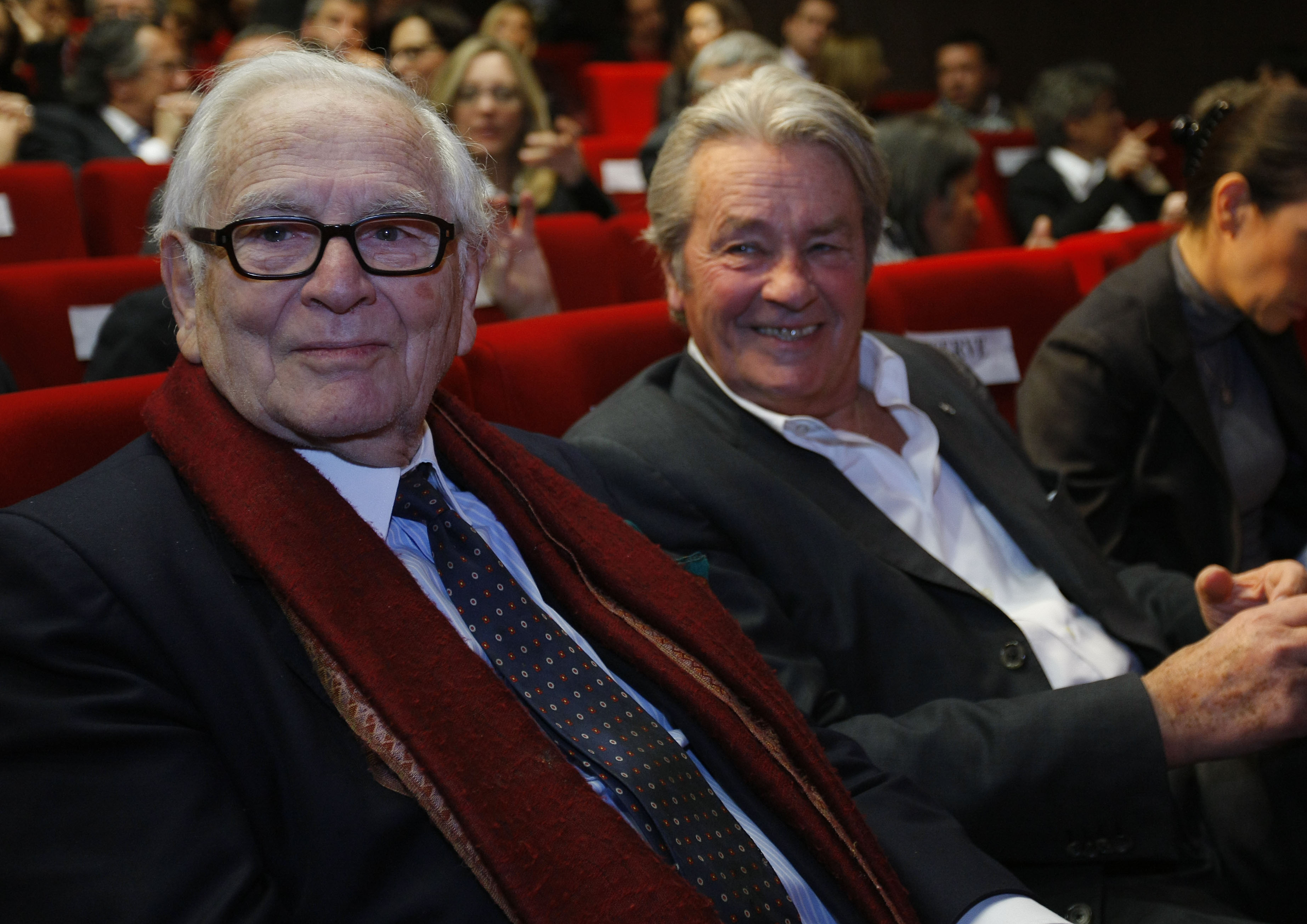 新华社照片，巴黎，2010年1月20日法国各界&ldquo;摩拳擦掌&rdquo;迎世博。1月20日，法国著名服装设计师皮尔&middot;卡丹、老牌影星阿兰&middot;德龙在法国巴黎参加法国展览局举行的新闻发布会。新华社记者张玉薇摄