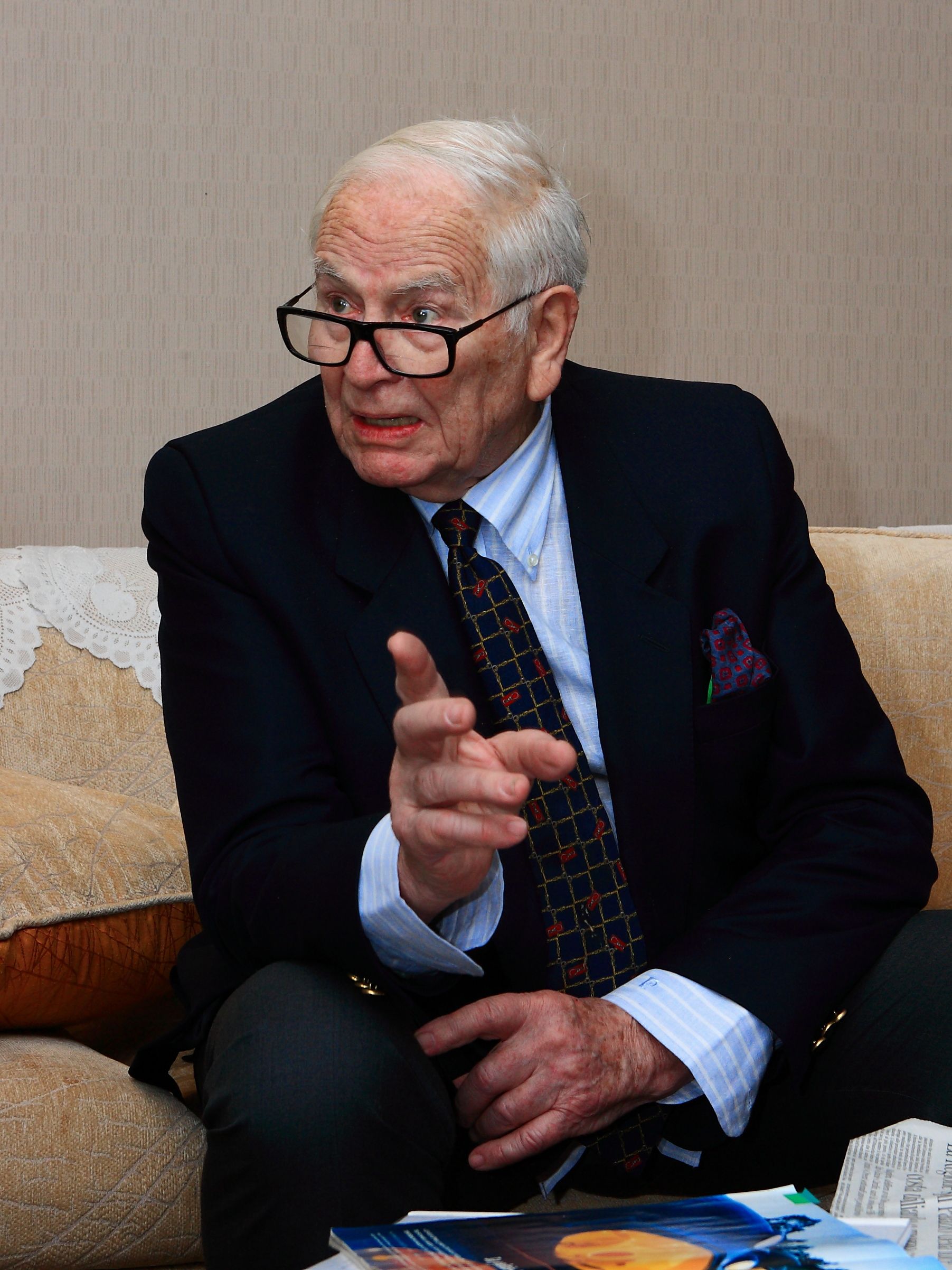 新华社照片，合肥，2012年3月29日　　皮尔&middot;卡丹：永远的时尚先锋。3月28日，世界著名时尚设计师皮尔&middot;卡丹在接受新华社记者专访。皮尔&middot;卡丹先生来到安徽省合肥市，为其拥有的中国第三家、全球第十一家古董级法餐马克西姆餐厅开业剪彩。他在接受新华社记者专访时表示，追求先锋是他一生不变的信念。新华社记者 徐子鉴 摄