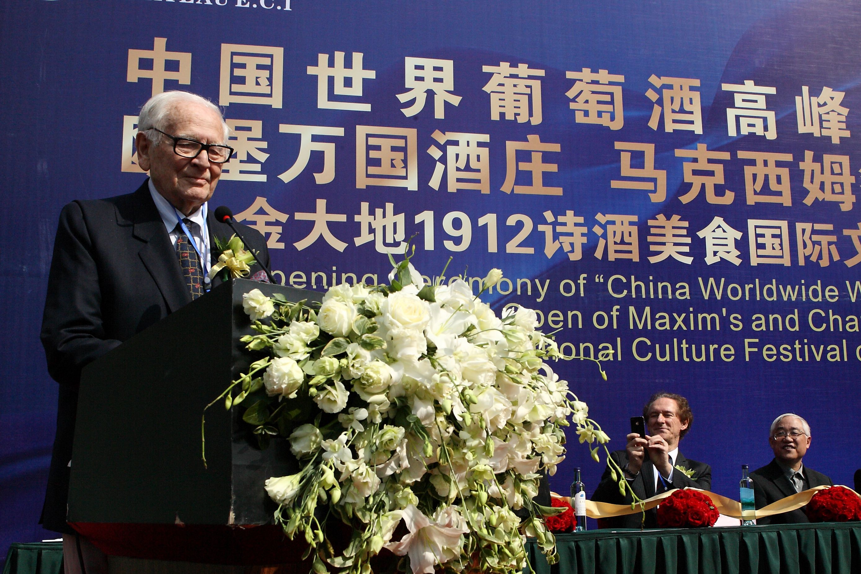 新华社照片，合肥，2012年3月27日。3月27日，法国皮尔&middot;卡丹商业集团总裁皮尔&middot;卡丹在合肥马克西姆餐厅开业典礼上致辞。著名设计师、法国皮尔&middot;卡丹商业集团总裁皮尔&middot;卡丹到场祝贺。新华社记者 徐子鉴 摄