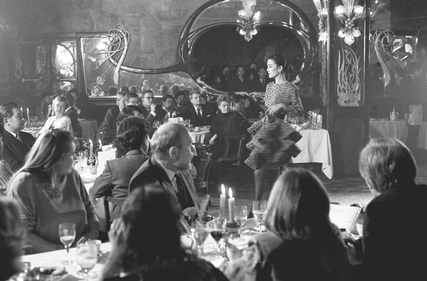 新华社照片，北京，2014年1月26日。2014年1月27日是中国与法国建交50周年纪念日。1990年2月14日晚，中国模特在北京马克西姆餐厅展示法国时装大师皮尔&middot;卡丹设计的1990年春装。新华社记者戴纪明摄（高静编辑）