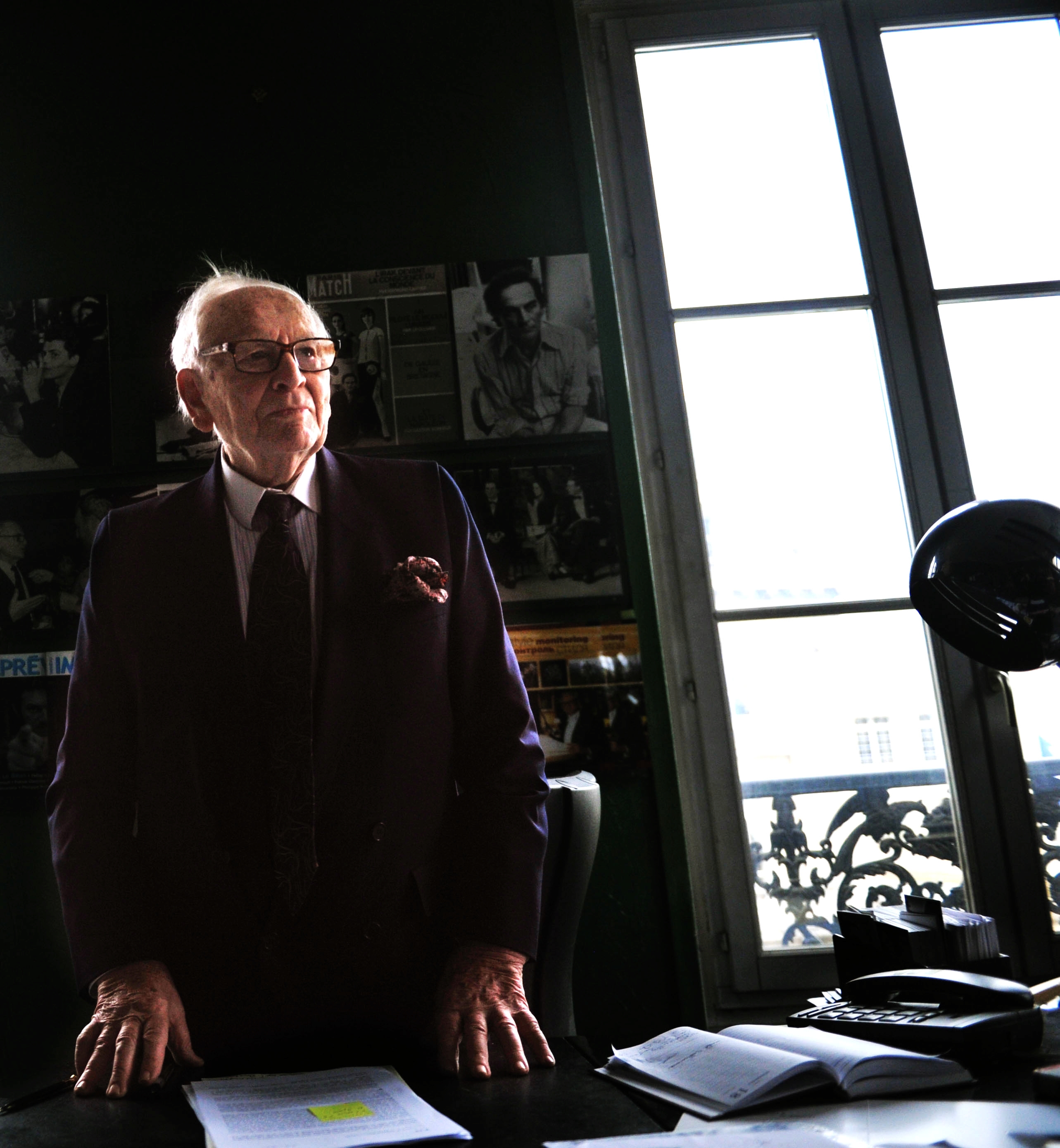 新华社照片，巴黎，2013年12月22日 作为第一个进入中国的法国时装设计师，皮尔&middot;卡丹已在中国进行了长达30余年的经济和文化交流工作，这使他对中国和中国人民充满了感情。皮尔&middot;卡丹曾表示：&ldquo;中国人民富于创造精神，因此取得了今天的成就，中国人民异常勤劳，我对他们充满敬意。&rdquo;新华社记者陈晓伟摄