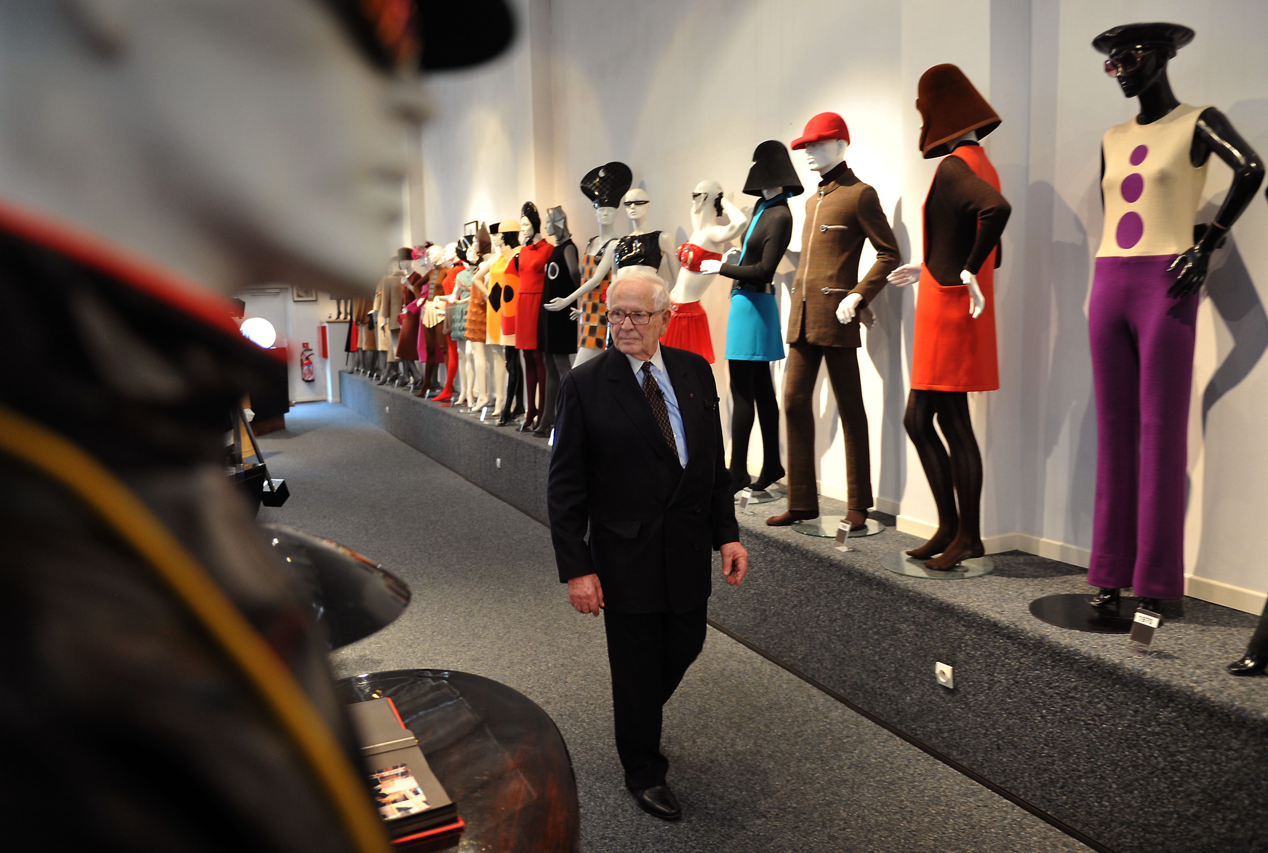 新华社照片，巴黎，2013年12月22日 皮尔&middot;卡丹曾表示：&ldquo;中国人民富于创造精神，因此取得了今天的成就，中国人民异常勤劳，我对他们充满敬意。&rdquo;在法国巴黎，皮尔&middot;卡丹查看自己几十年间设计的作品（11月27日摄）新华社记者陈晓伟摄