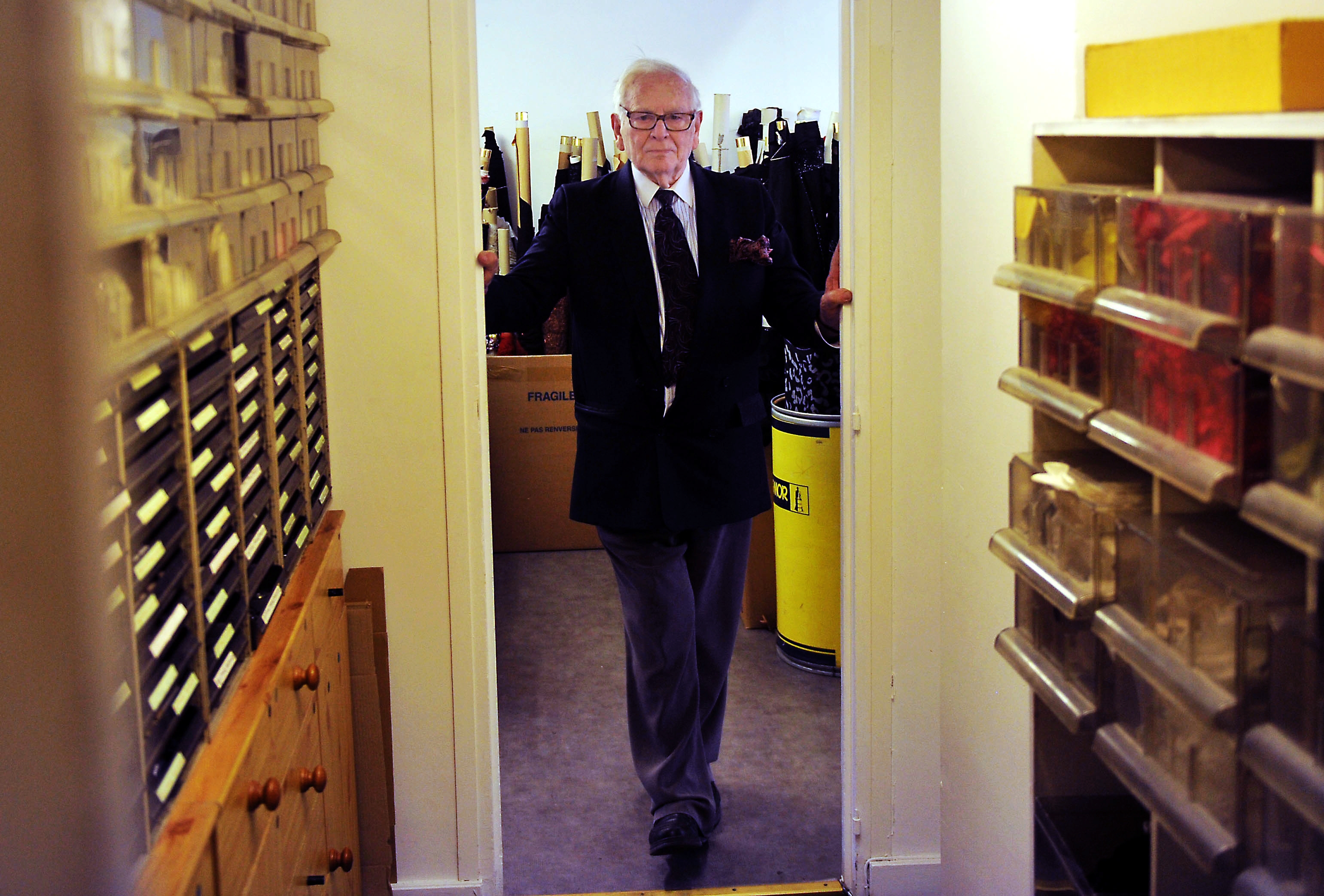 新华社照片，巴黎，2013年12月22日 在法国巴黎，皮尔&middot;卡丹走进样品制作间配件配饰库房（12月2日摄）新华社记者陈晓伟摄