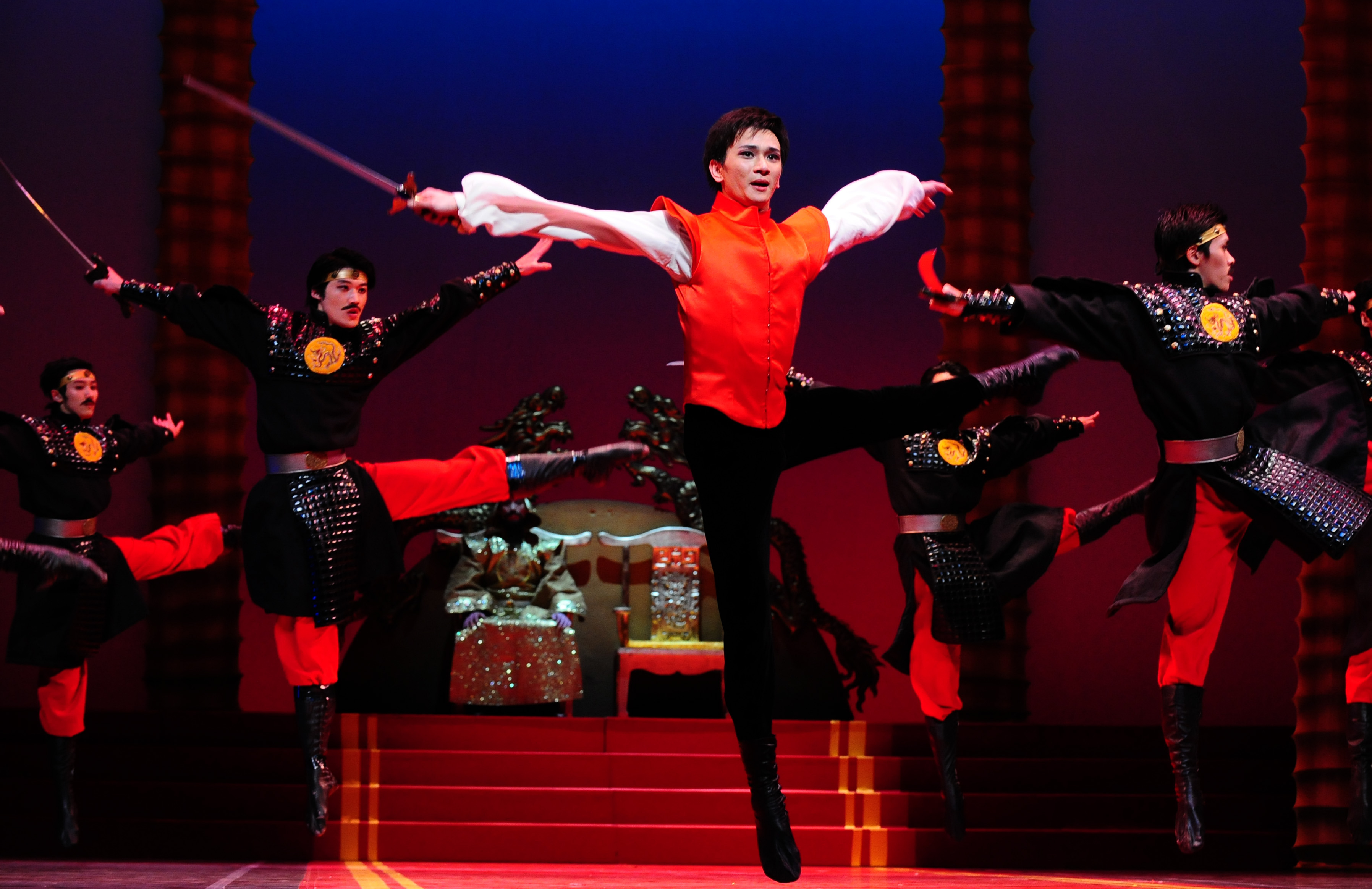 新华社照片，上海，2010年5月3日5月2日，上海芭蕾舞团的演员在演出。当日，由上海芭蕾舞团与法国著名时装设计大师皮尔&middot;卡丹联合制作的原创芭蕾舞剧《马可&middot;波罗&mdash;&mdash;最后的使命》在上海上演，皮尔&middot;卡丹亲自担任该剧的服装和舞美设计，为正在上海举行的世博会献礼。新华社记者程敏摄