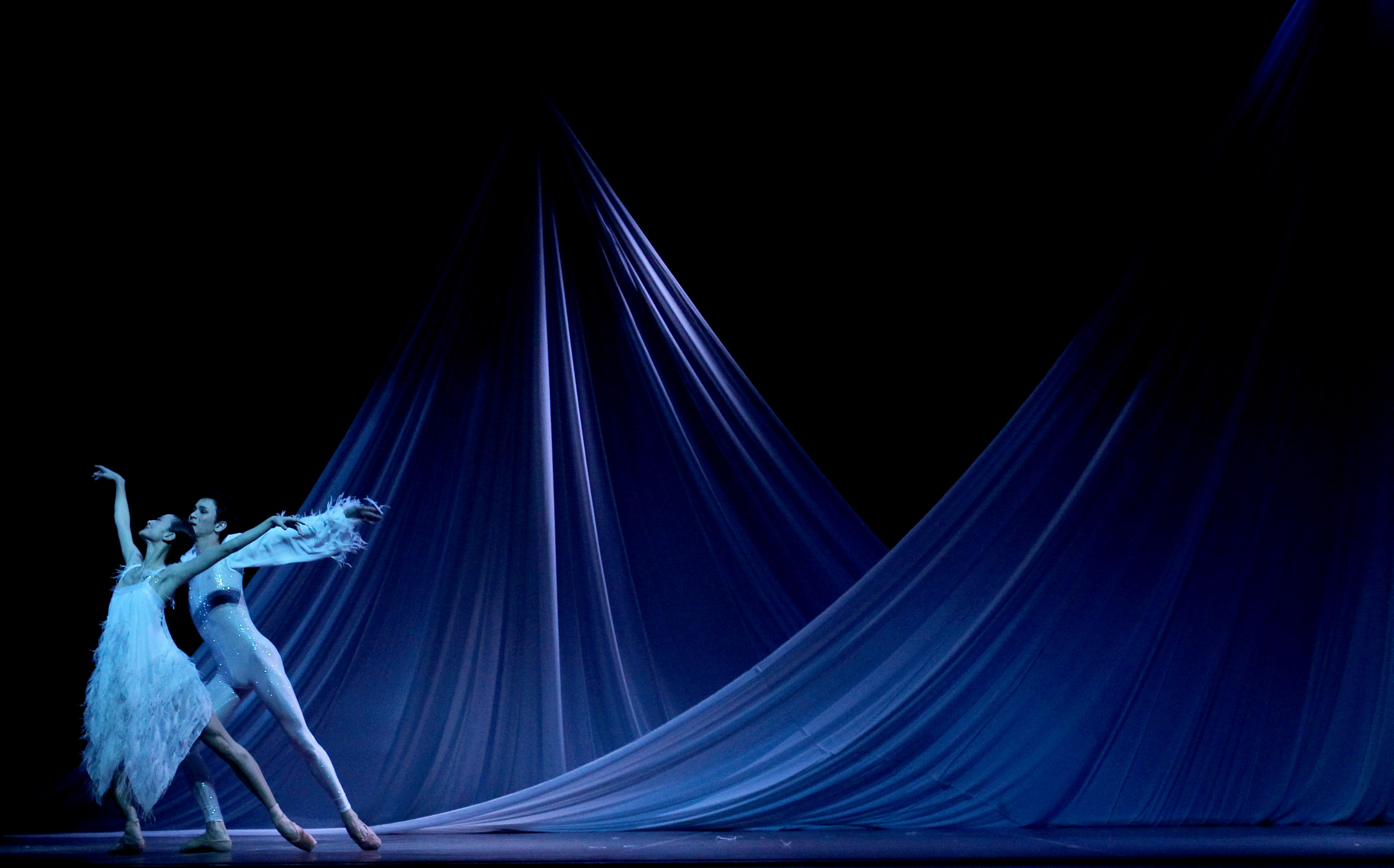 新华社照片，上海，2010年5月3日5月2日，上海芭蕾舞团的演员在演出。当日，由上海芭蕾舞团与法国著名时装设计大师皮尔&middot;卡丹联合制作的原创芭蕾舞剧《马可&middot;波罗&mdash;&mdash;最后的使命》在上海上演，皮尔&middot;卡丹亲自担任该剧的服装和舞美设计，为正在上海举行的世博会献礼。新华社记者陈建力摄