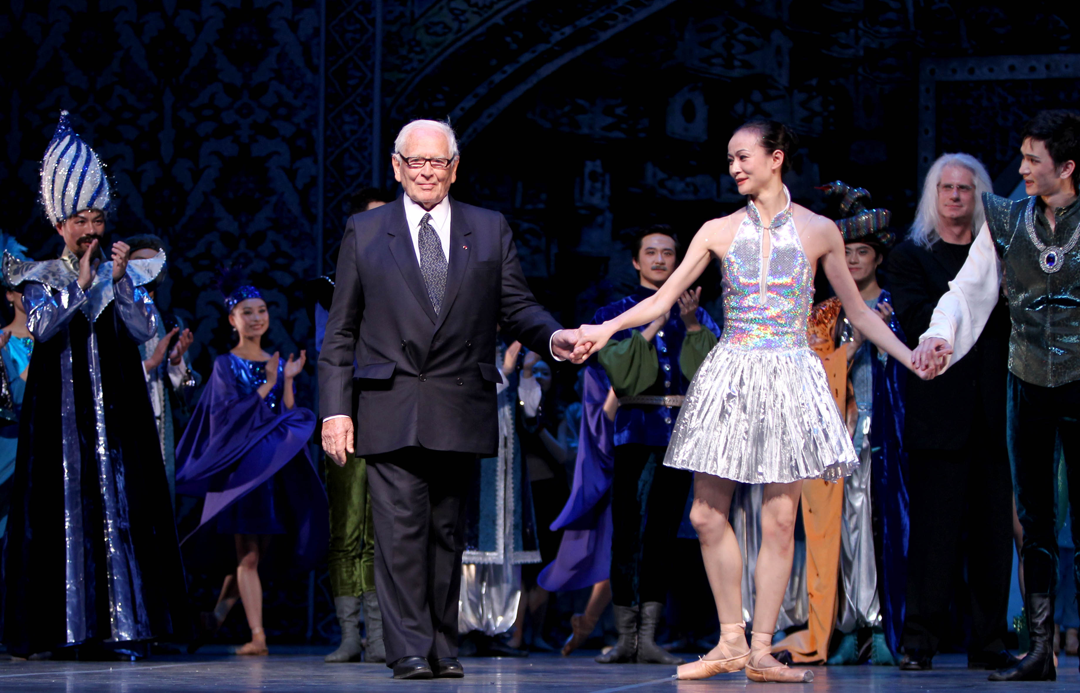 新華社照片，上海，2010年5月3日5月2日，88歲高齡的著名時裝設計大師皮爾·卡丹（前左一）與演員和主創人員謝幕。當日，由上海芭蕾舞團與法國著名時裝設計大師皮爾·卡丹聯合制作的原創芭蕾舞劇《馬可·波羅——最後的使命》在上海上演，皮爾·卡丹親自擔任該劇的服裝和舞美設計，為正在上海舉行的世博會獻禮。新華社記者陳建力攝