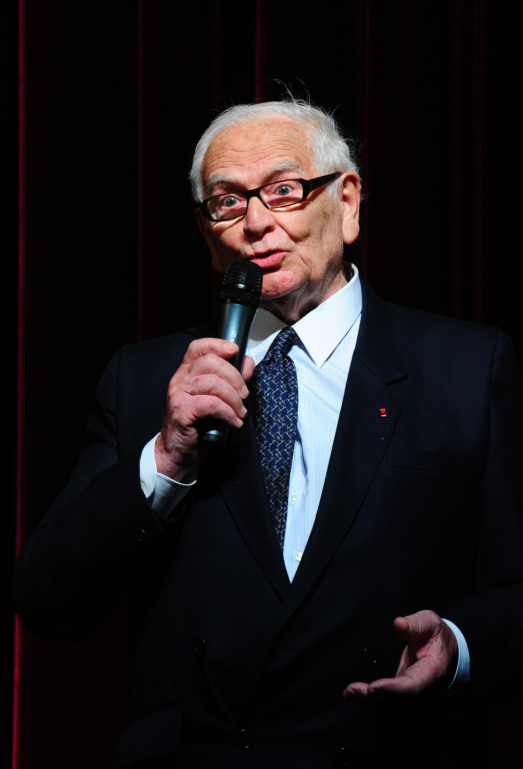 新华社照片，上海，2010年5月3日5月2日，皮尔&middot;卡丹在演出前致辞。当日，由上海芭蕾舞团与法国著名时装设计大师皮尔&middot;卡丹联合制作的原创芭蕾舞剧《马可&middot;波罗&mdash;&mdash;最后的使命》在上海上演，皮尔&middot;卡丹亲自担任该剧的服装和舞美设计，为正在上海举行的世博会献礼。新华社记者程敏摄