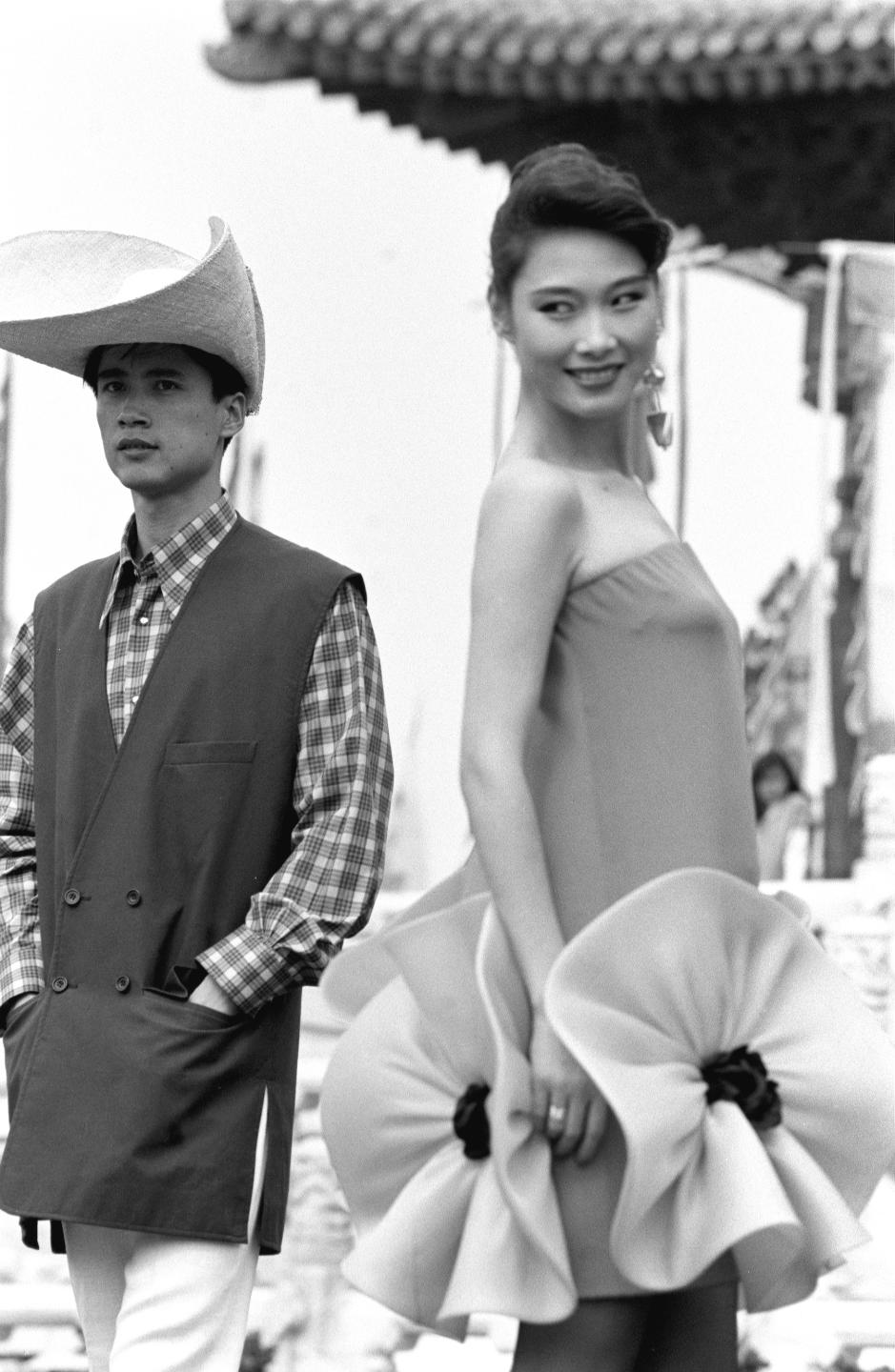 1990年9月23日，32位中外模特在北京勞動人民文化宮展示了法國服裝設計大師皮爾·卡丹設計的1990——1991年新裝。新華社記者張旭攝