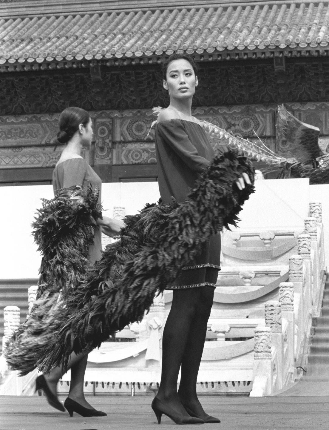法籍華人模特石凱小姐在北京舉行的皮爾·卡丹1990——1991新裝展示會上表演春裝。她曾在世界超級模特大賽中獲獎。新華社記者戴紀明攝（1990年9月24日發）