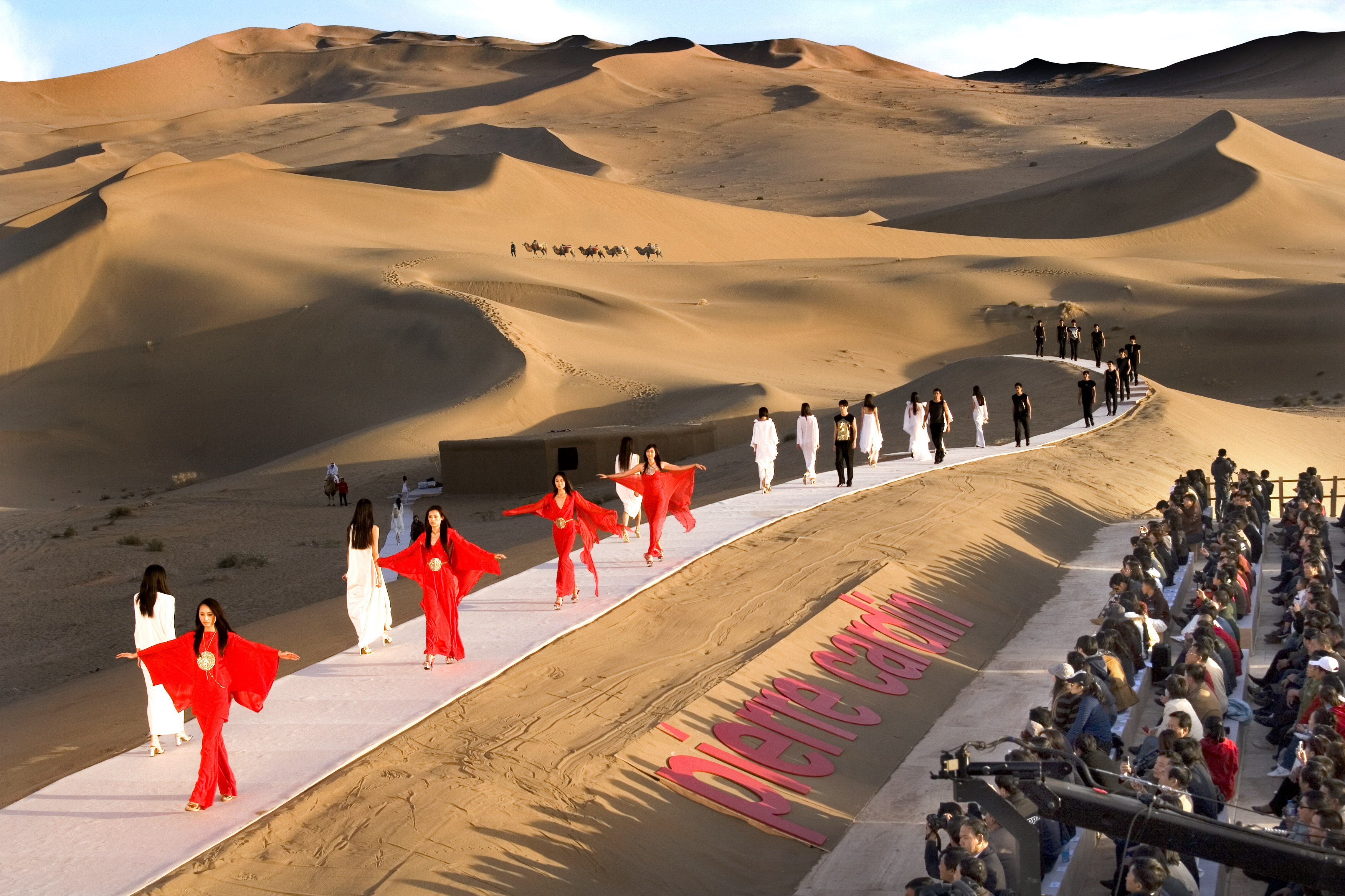 2007年《絲綢之路》主題敦煌時裝發布會。