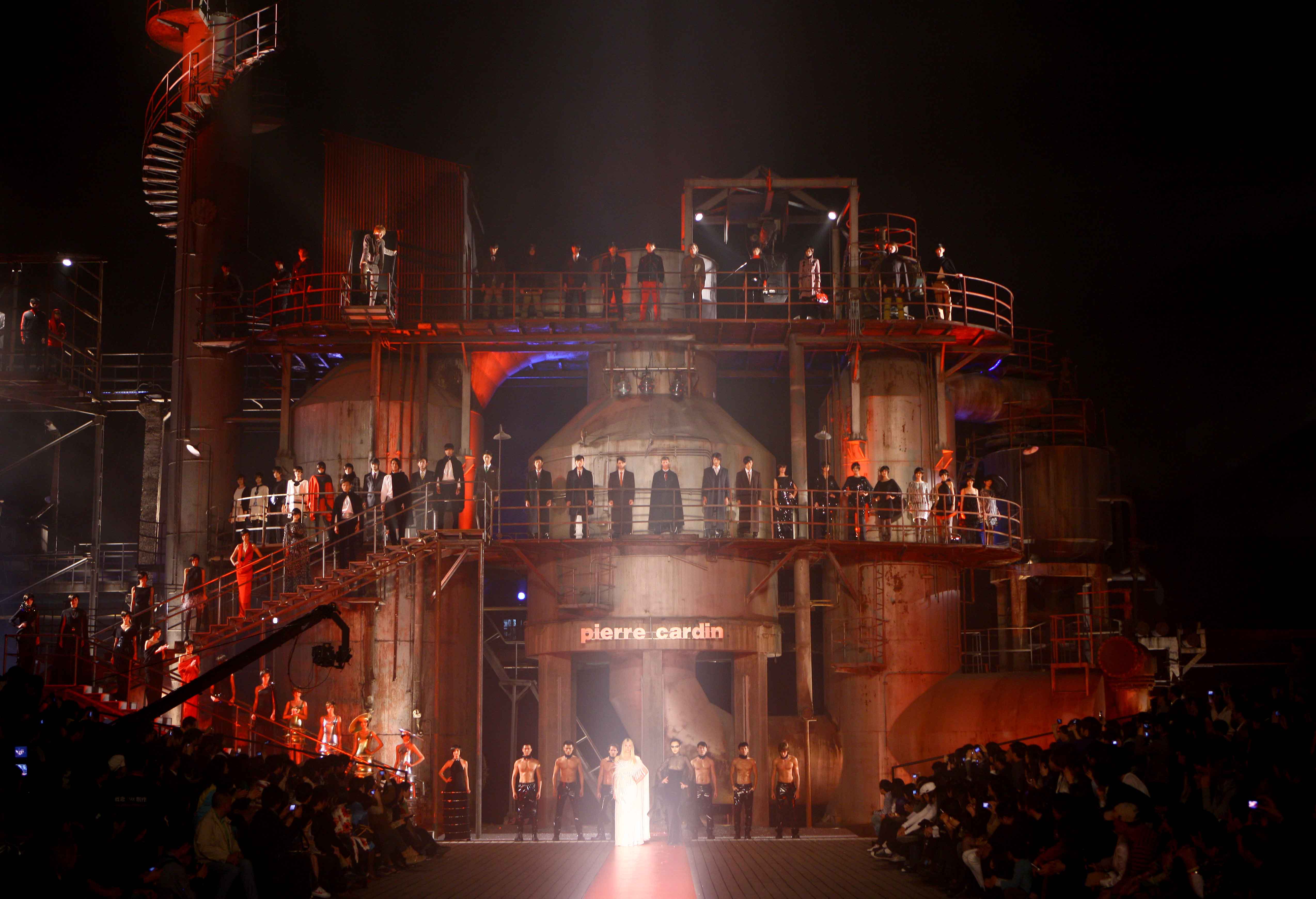 新华社照片，北京，2009年4月11日 4月10日，模特在北京举行的&ldquo;2009/2010秋冬皮尔&middot;卡丹新品发布会&rdquo;上展示法国时装大师的时装作品。新华社记者陈建力摄