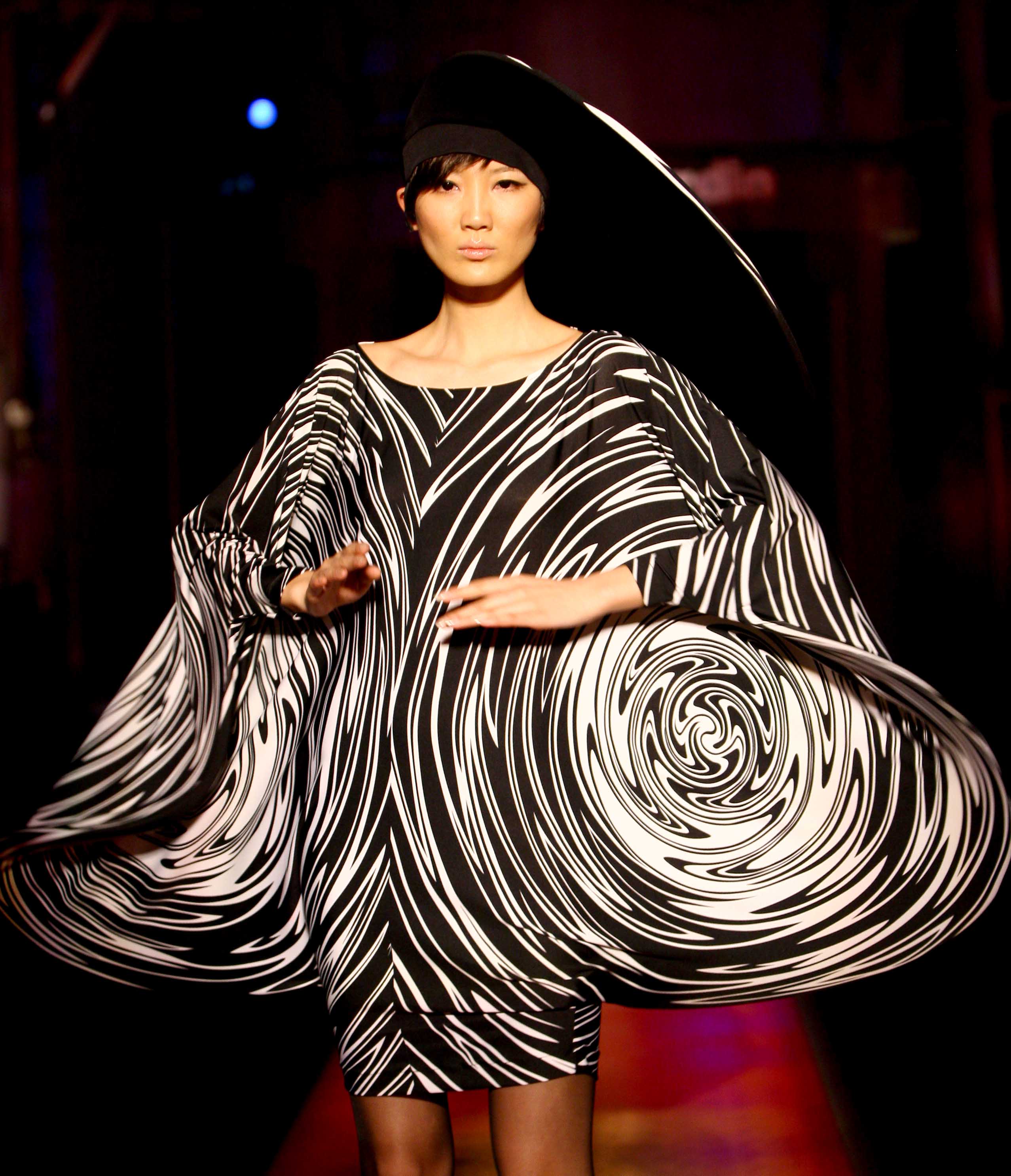 新華社照片，北京，2009年4月11日4月10日，模特在北京舉行的“2009/2010秋冬皮爾·卡丹新品發布會”上展示法國時裝大師的時裝作品。新華社記者陳建力攝