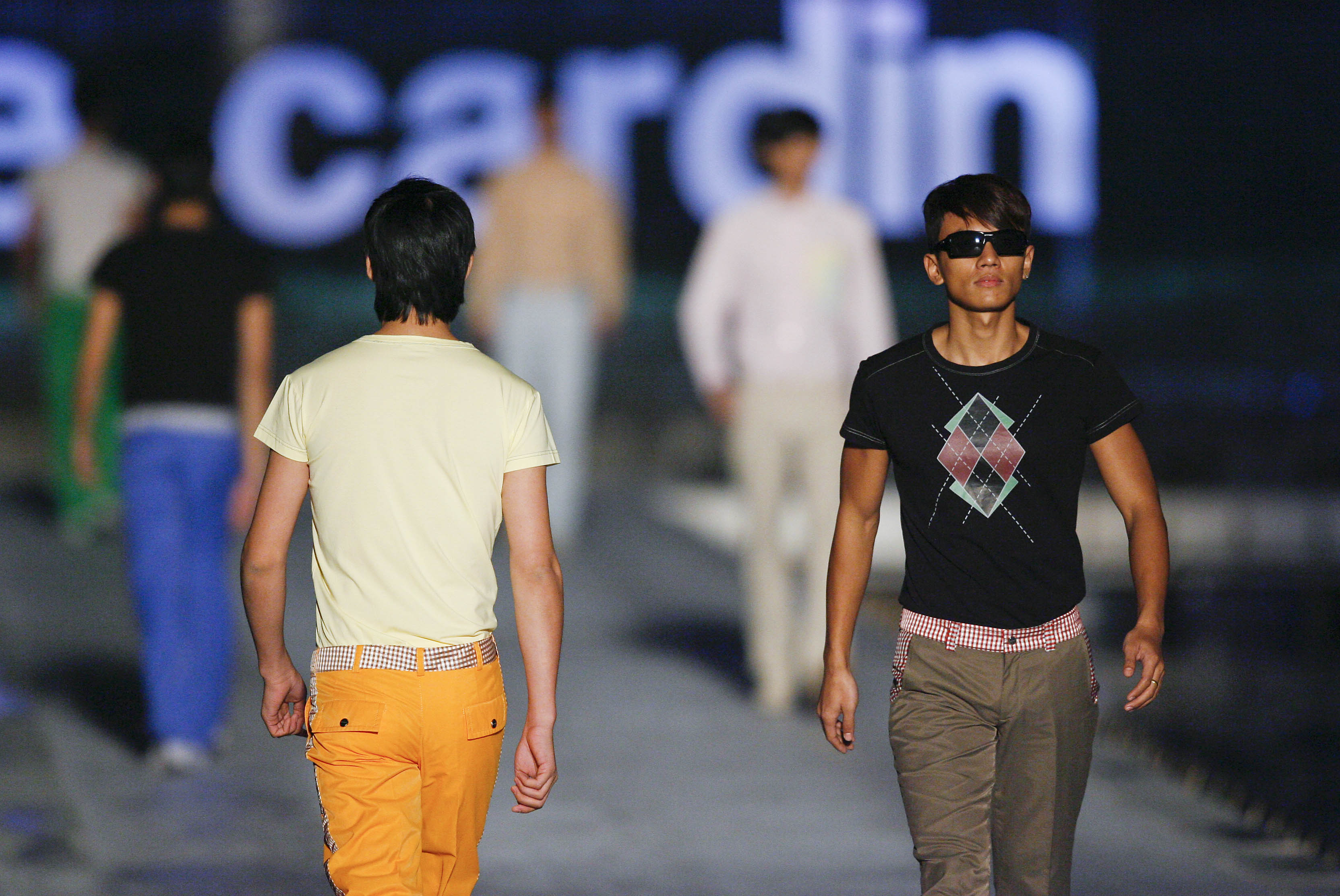 新华社照片，北京，2009年10月24日皮尔&middot;卡丹2010年春夏时装在京发布 10月24日，模特在北京红领巾公园展示时装。当日，著名时装品牌皮尔&middot;卡丹在北京举行2010年春夏时装发布会，160套皮尔&middot;卡丹最新春夏设计与观众见面。新华社记者邢广利摄