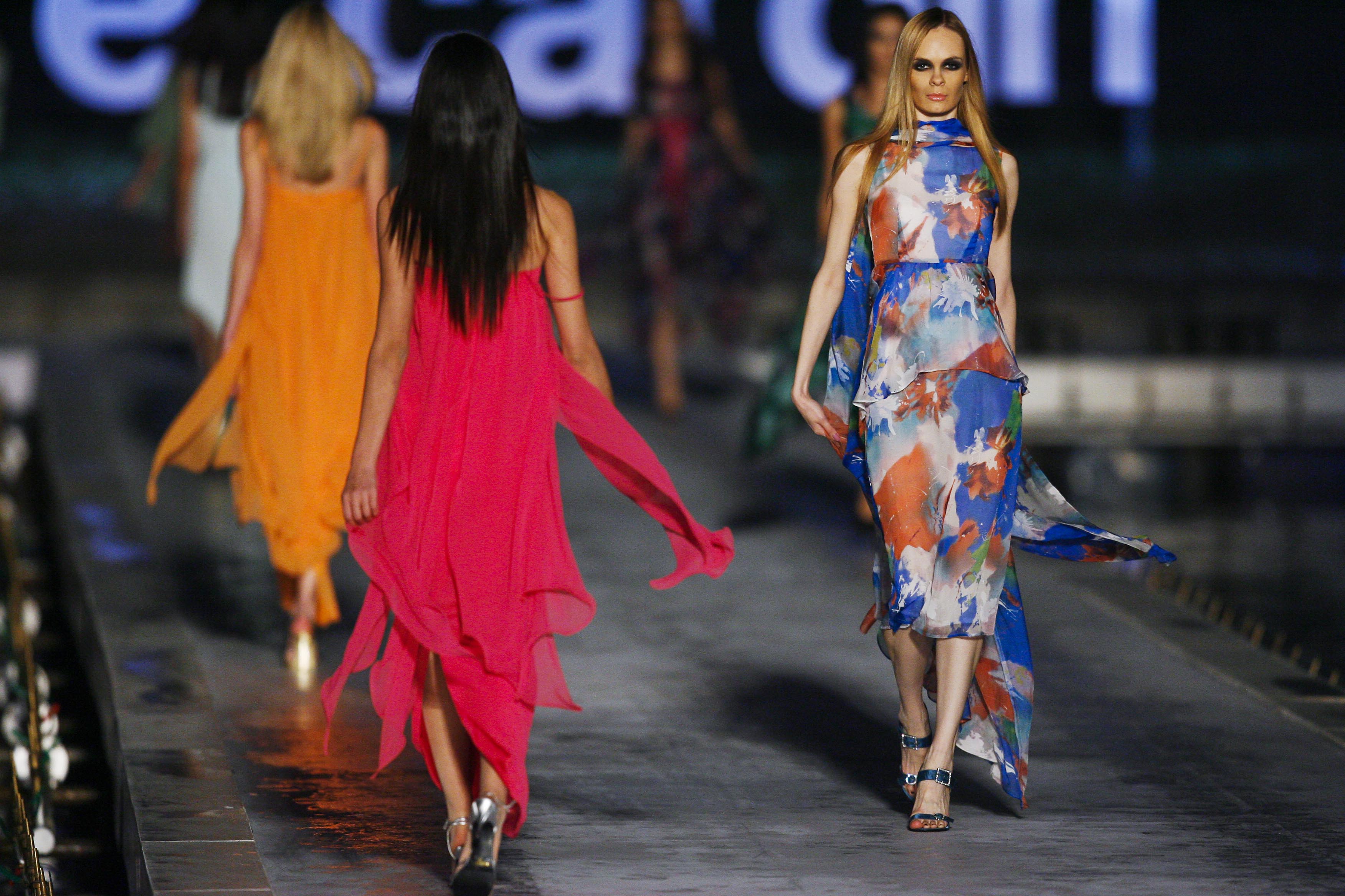 新华社照片，北京，2009年10月24日皮尔&middot;卡丹2010年春夏时装在京发布 10月24日，模特在北京红领巾公园展示时装。当日，著名时装品牌皮尔&middot;卡丹在北京举行2010年春夏时装发布会，160套皮尔&middot;卡丹最新春夏设计与观众见面。新华社记者邢广利摄