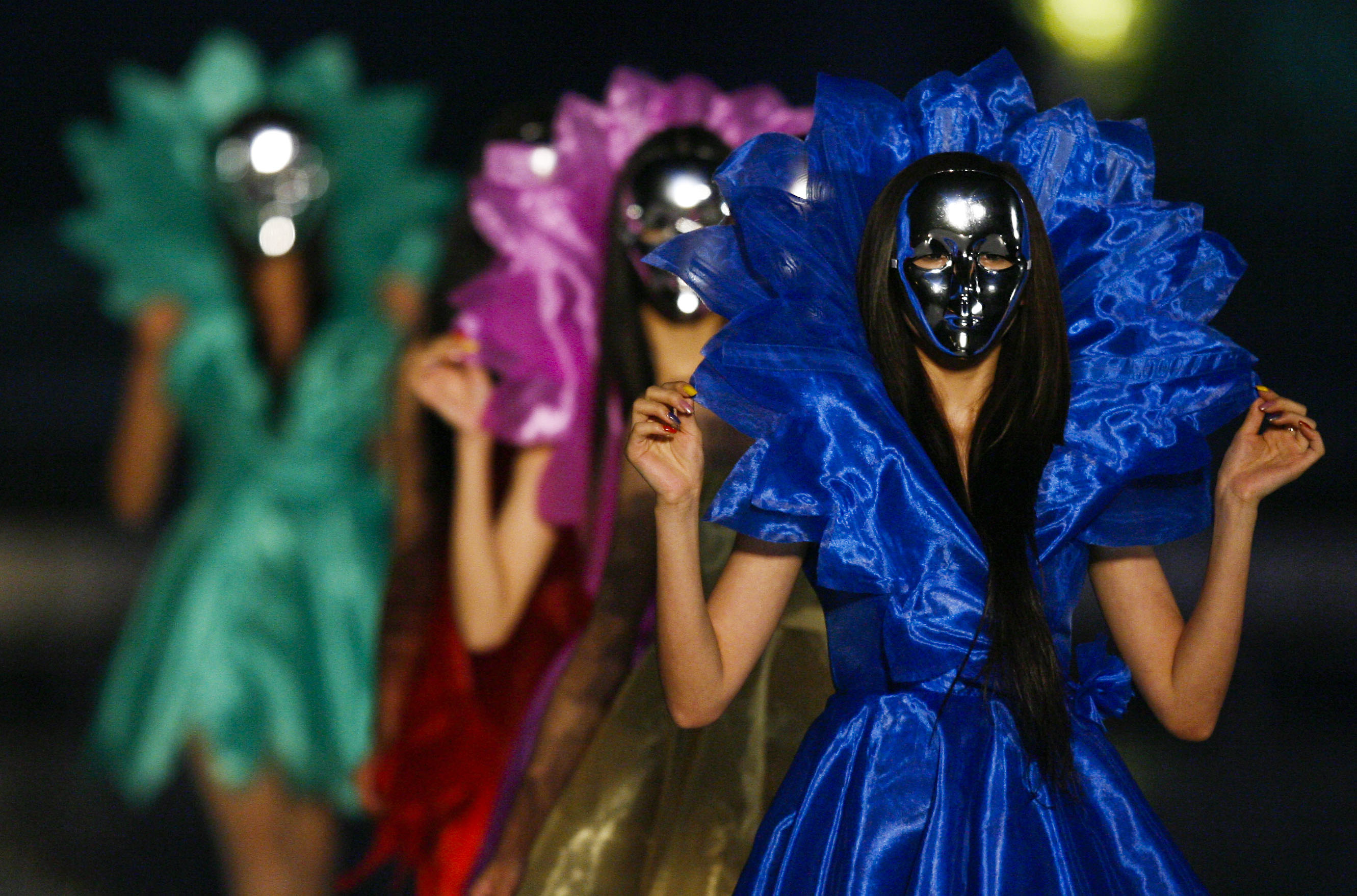 新华社照片，北京，2009年10月24日皮尔&middot;卡丹2010年春夏时装在京发布 10月24日，模特在北京红领巾公园展示时装。当日，著名时装品牌皮尔&middot;卡丹在北京举行2010年春夏时装发布会，160套皮尔&middot;卡丹最新春夏设计与观众见面。新华社记者邢广利摄