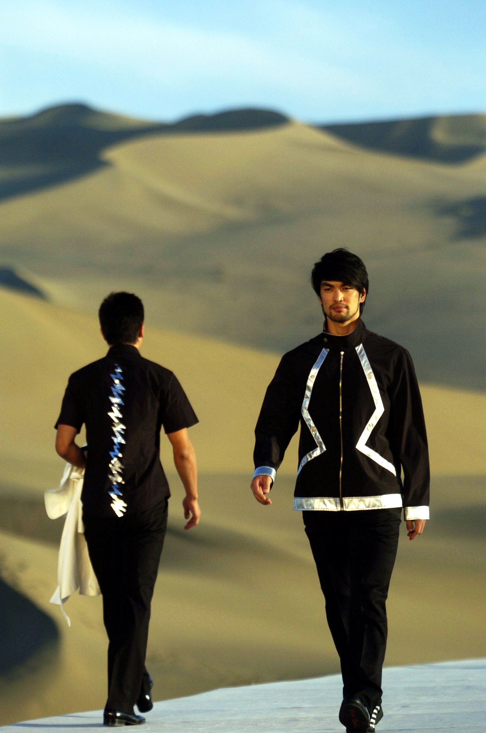 图为2007年10月20日，模特在展示新款时装。当日，皮尔&middot;卡丹2008春夏时装发布会在甘肃敦煌鸣沙山举行，模特们在沙丘上搭建的T型台上展示近200款新款时装。新华社记者聂建江摄