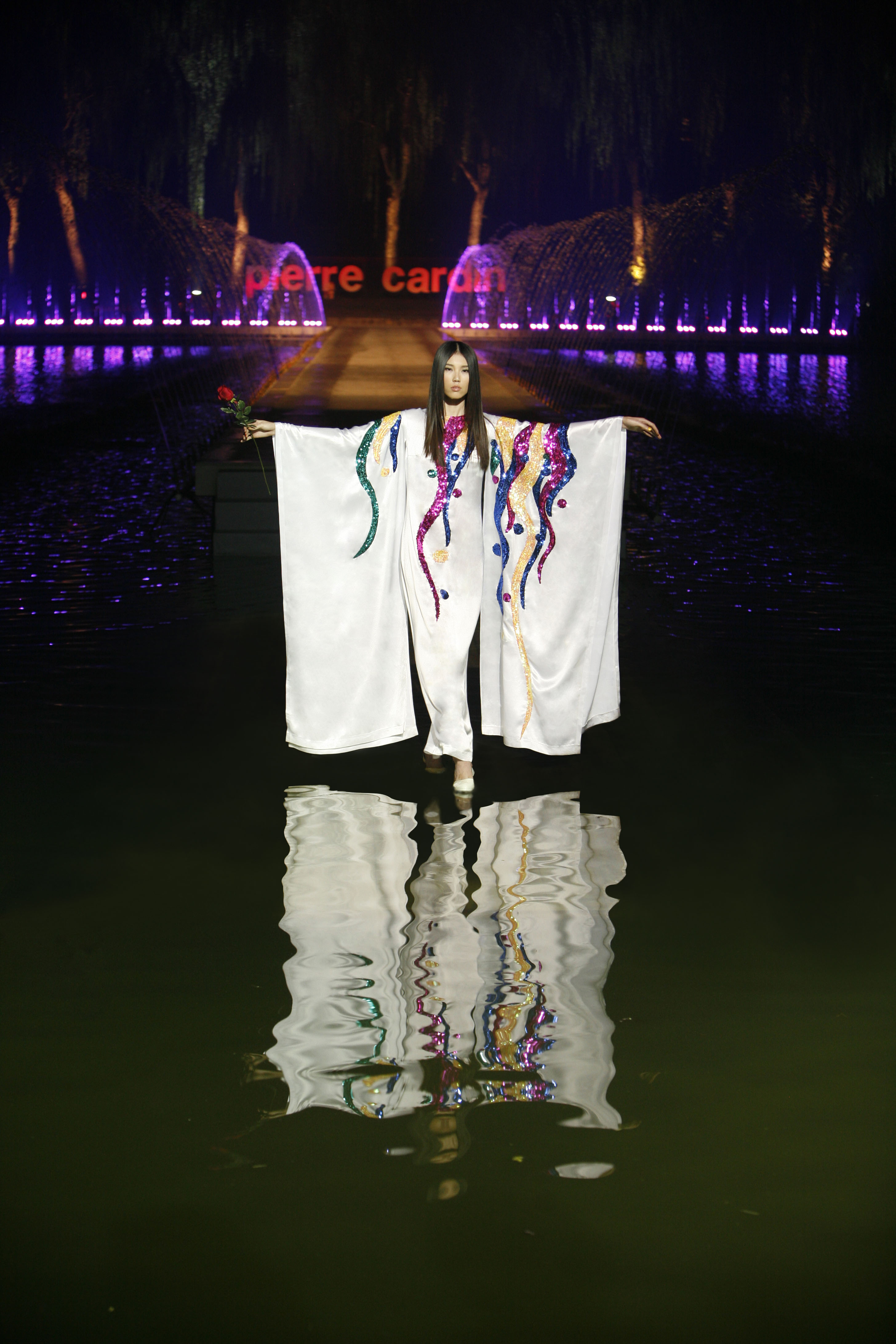 2010年北京紅領巾公園《狂歡威尼斯》主題時裝發布會的水上T臺。