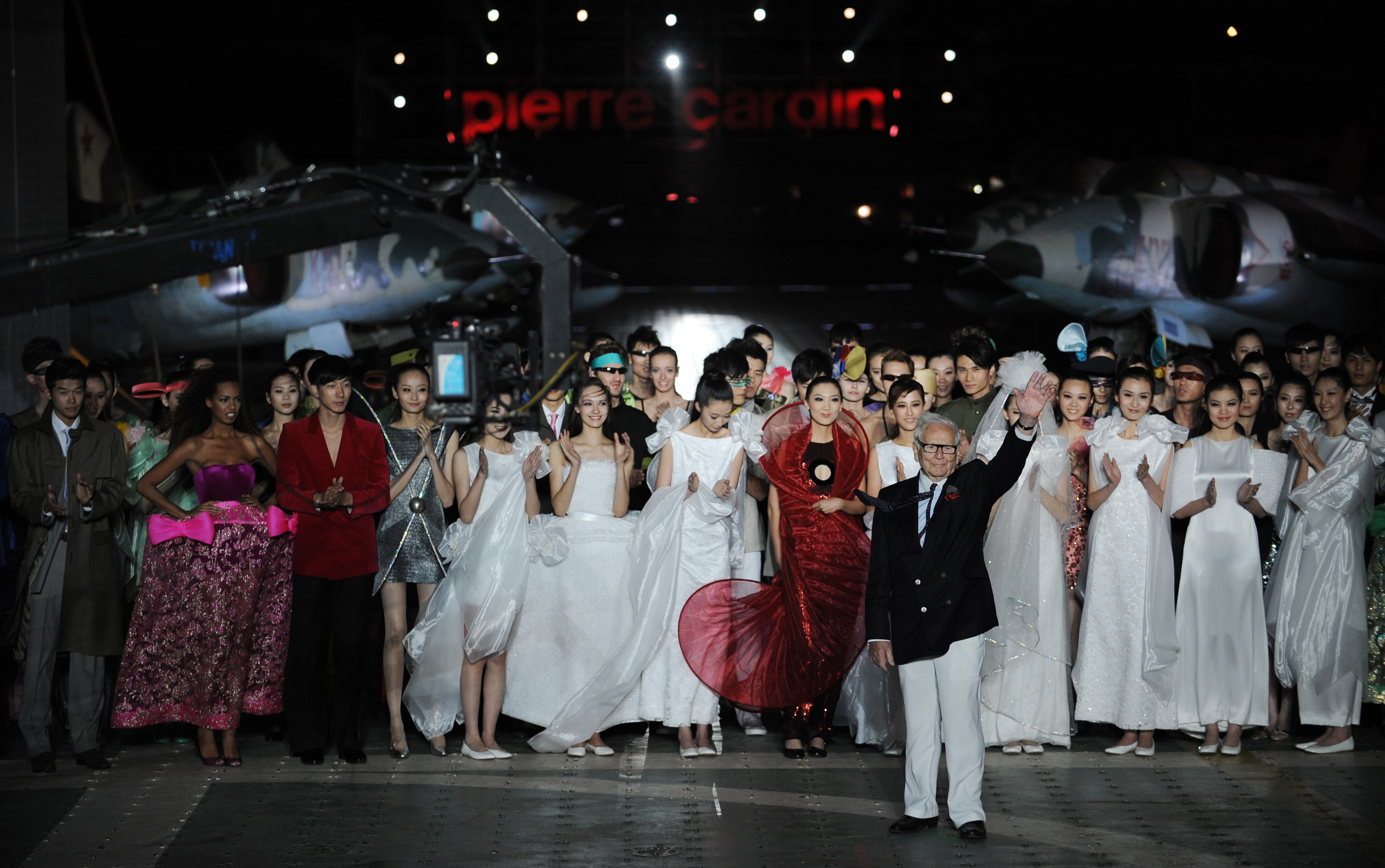 2011年在天津航母舉辦的《和平之舟》時裝發布會。