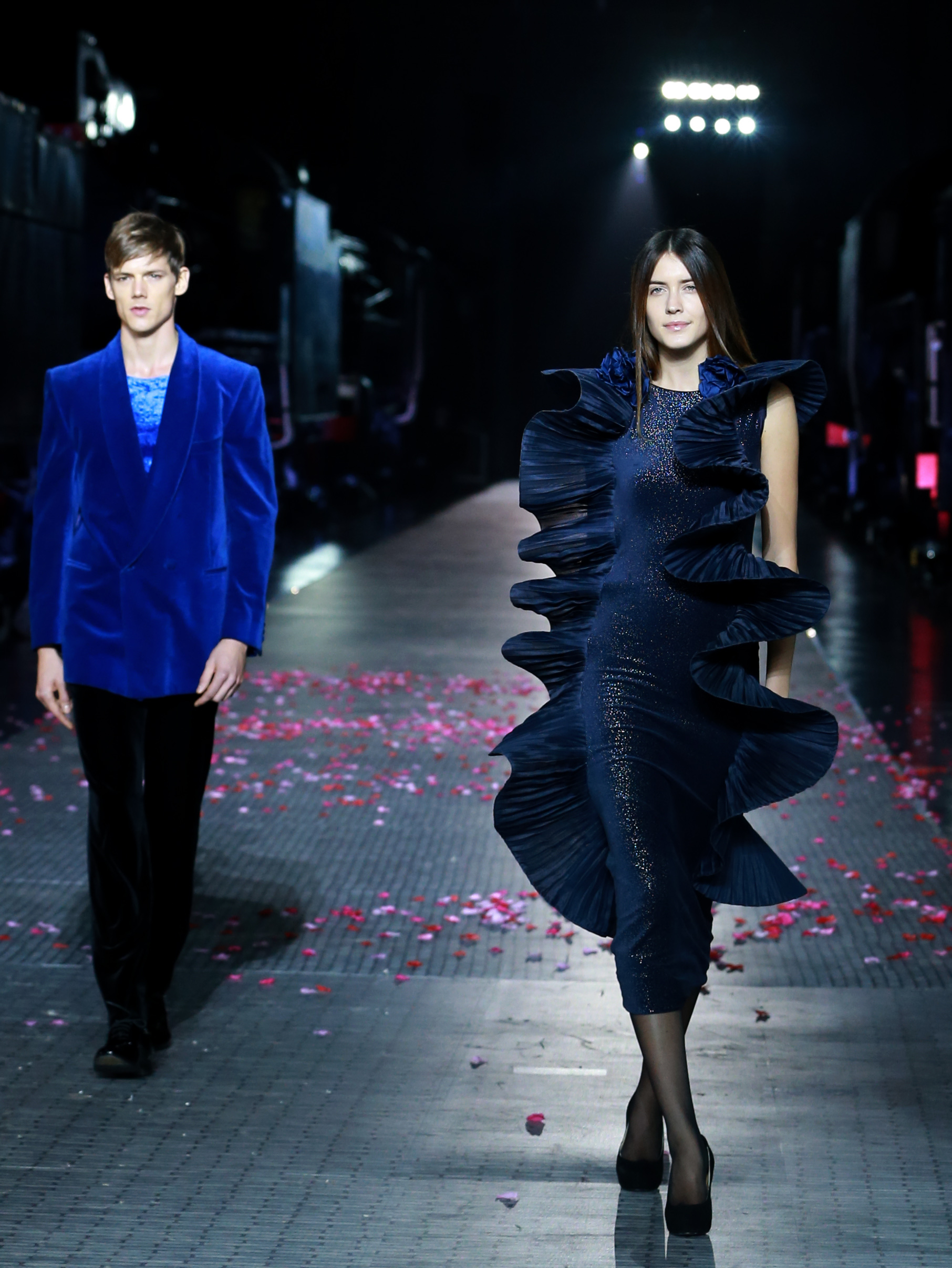 新华社照片，北京，2015年10月21日10月20日，模特在展示皮尔&middot;卡丹时装。当日，皮尔&middot;卡丹2016年春夏时装发布会在北京中国铁道博物馆举行。新华社记者陈建力摄