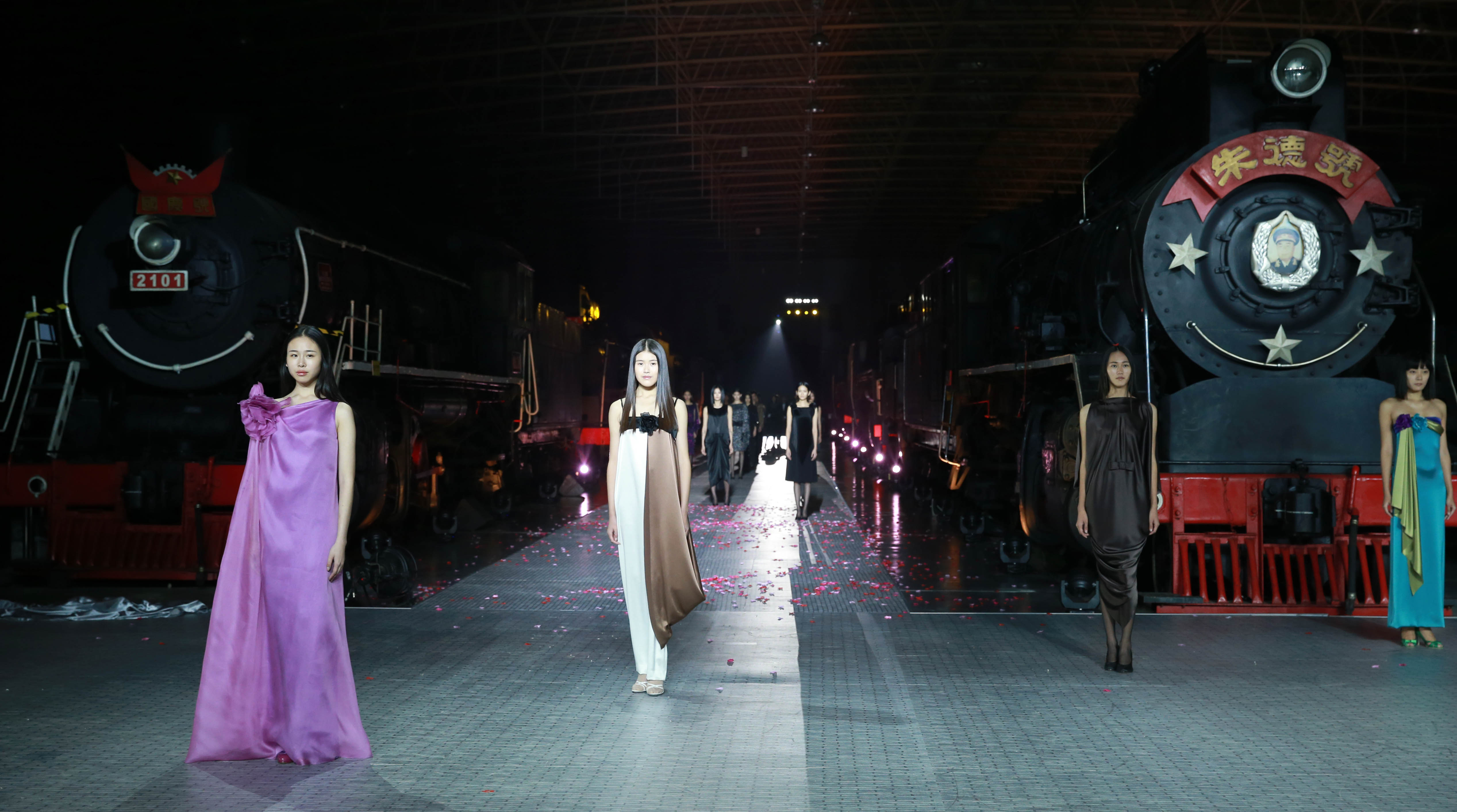 新华社照片，北京，2015年10月21日10月20日，模特在展示皮尔&middot;卡丹时装。当日，皮尔&middot;卡丹2016年春夏时装发布会在北京中国铁道博物馆举行。新华社记者陈建力摄