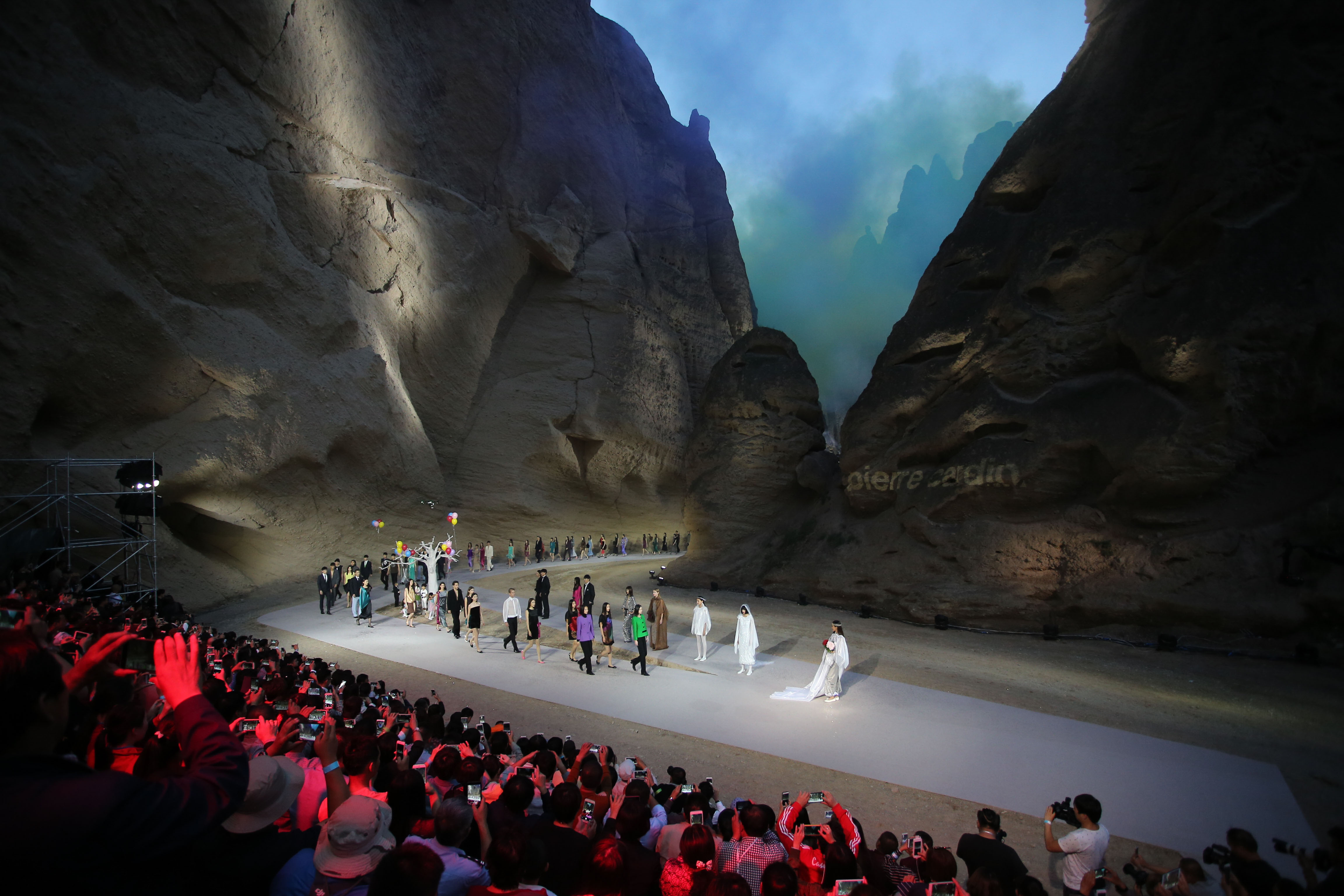 2016年甘肃黄河石林《纯粹的西部放歌》主题时装发布会。