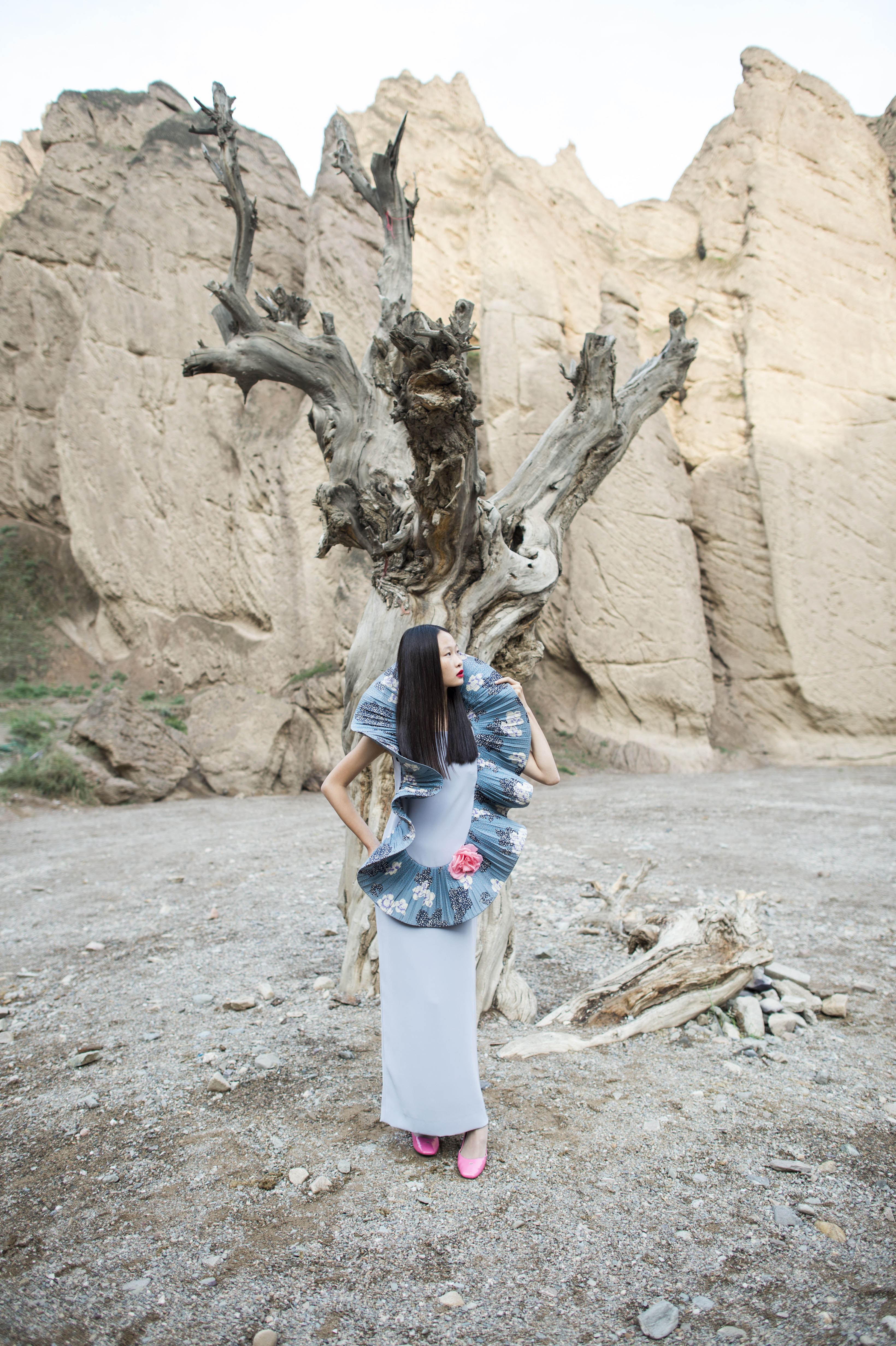 2016年為《純粹的西部放歌》主題時裝發布會在甘肅黃河石林拍攝廣告片。