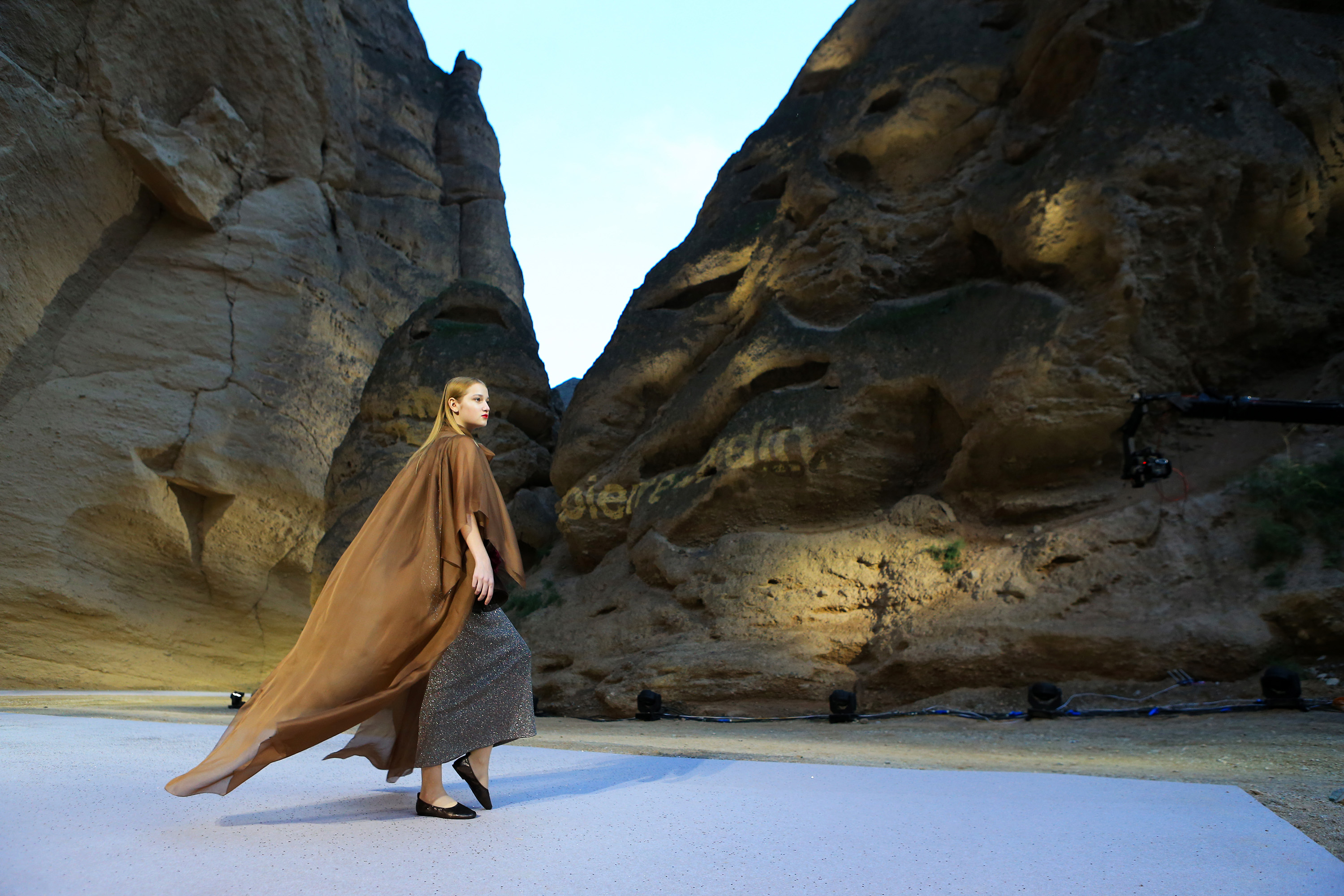 新华社照片，白银（甘肃），2016年9月20日　　9月19日，模特在黄河石林中展示时装。　　当日，皮尔&middot;卡丹2017春夏时装秀在甘肃省白银市黄河石林国家地质公园举行，时装与石林相结合，给人耳目一新的感受。　　新华社发（党运 摄）