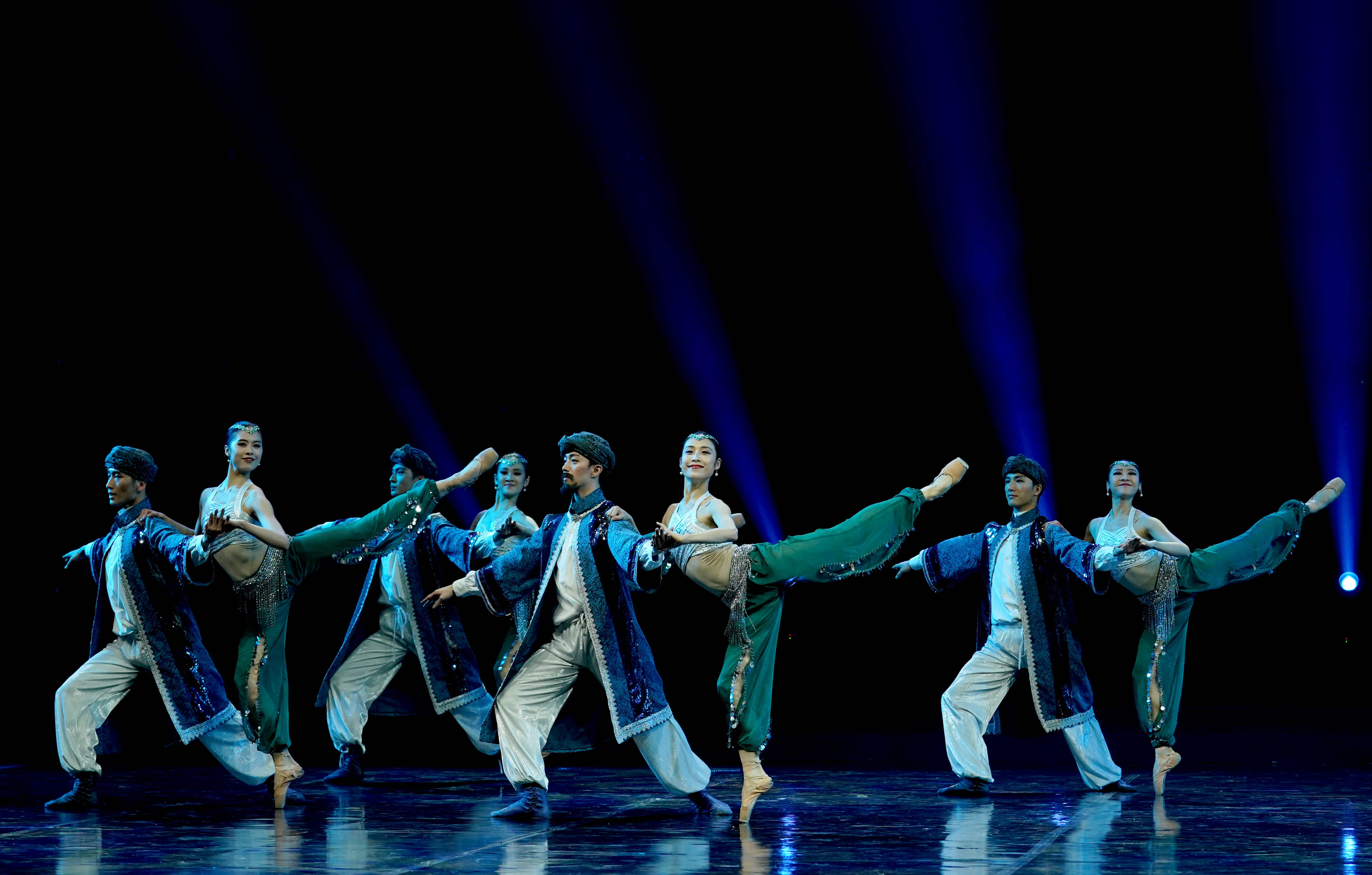 新華社照片，北京，2017年12月31日　　皮爾·卡丹成立70周年發布會在京舉行　　12月31日，上海芭蕾舞團演員在發布會上表演。　　當日，皮爾·卡丹成立70周年發布會在北京舉行，這場主題為“馬可波羅號”的發布會融合了芭蕾舞劇的元素，上海芭蕾舞團演員和時裝模特穿插同臺表演，上演了一場精彩的年度時尚大秀。　　新華社記者陳建力攝
