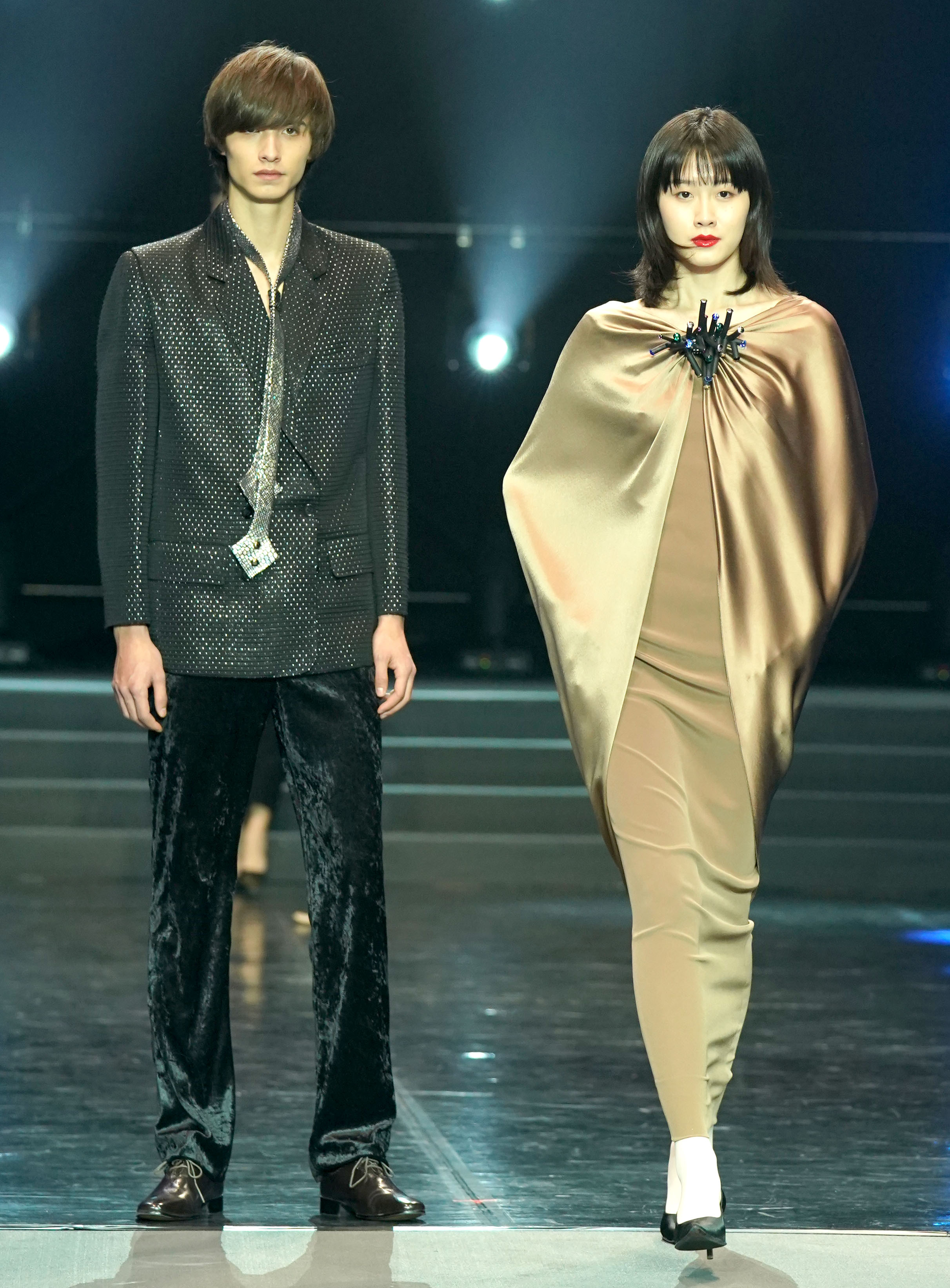 新华社照片，北京，2017年12月31日　　皮尔&middot;卡丹成立70周年发布会在京举行　　12月31日，模特在发布会上展示皮尔&middot;卡丹时装。　　当日，皮尔&middot;卡丹成立70周年发布会在北京举行，这场主题为&ldquo;马可波罗号&rdquo;的发布会融合了芭蕾舞剧的元素，上海芭蕾舞团演员和时装模特穿插同台表演，上演了一场精彩的年度时尚大秀。　　新华社记者陈建力摄