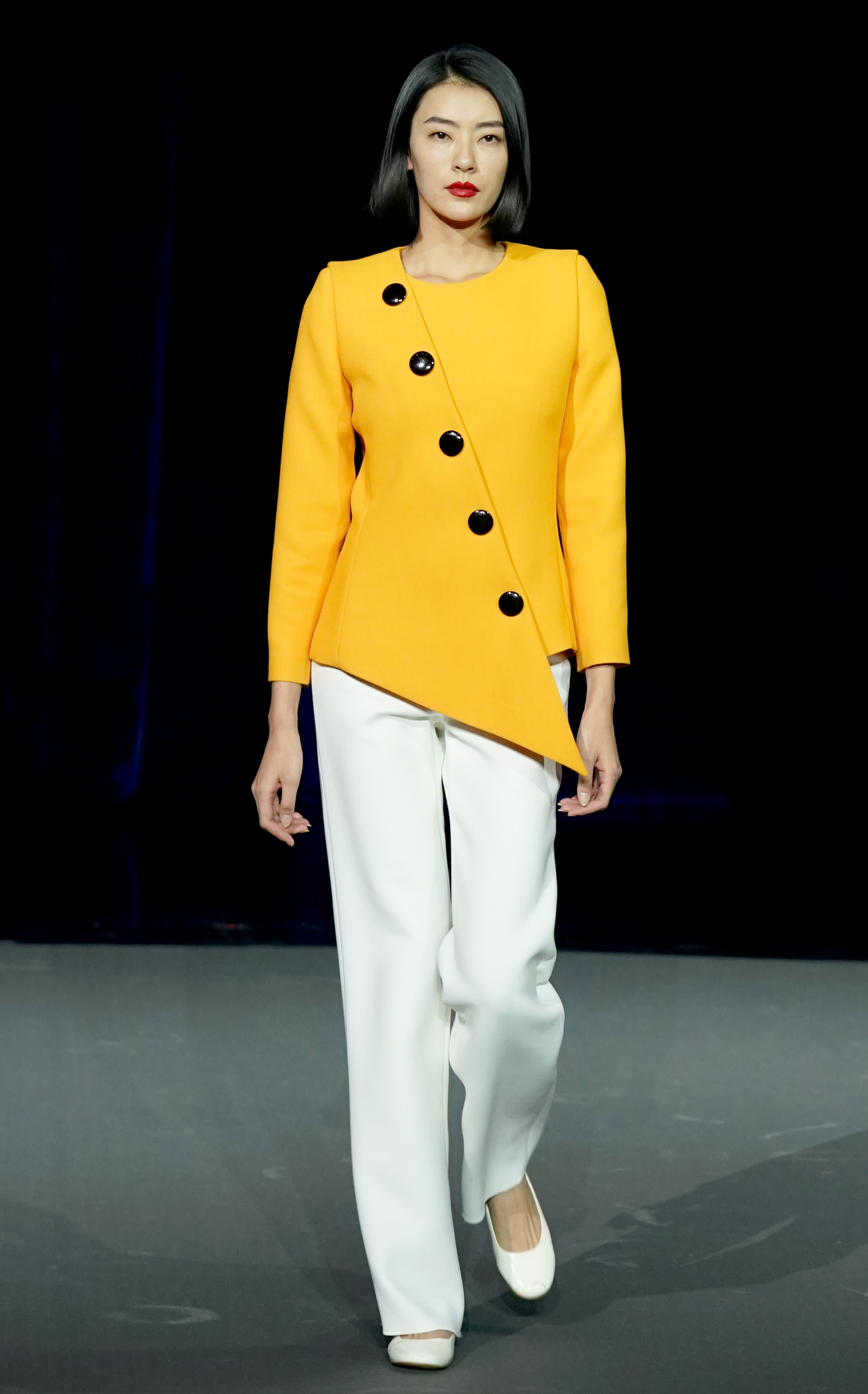 新华社照片，北京，2017年12月31日　　皮尔&middot;卡丹成立70周年发布会在京举行　　12月31日，模特在发布会上展示皮尔&middot;卡丹时装。　　当日，皮尔&middot;卡丹成立70周年发布会在北京举行，这场主题为&ldquo;马可波罗号&rdquo;的发布会融合了芭蕾舞剧的元素，上海芭蕾舞团演员和时装模特穿插同台表演，上演了一场精彩的年度时尚大秀。　　新华社记者陈建力摄