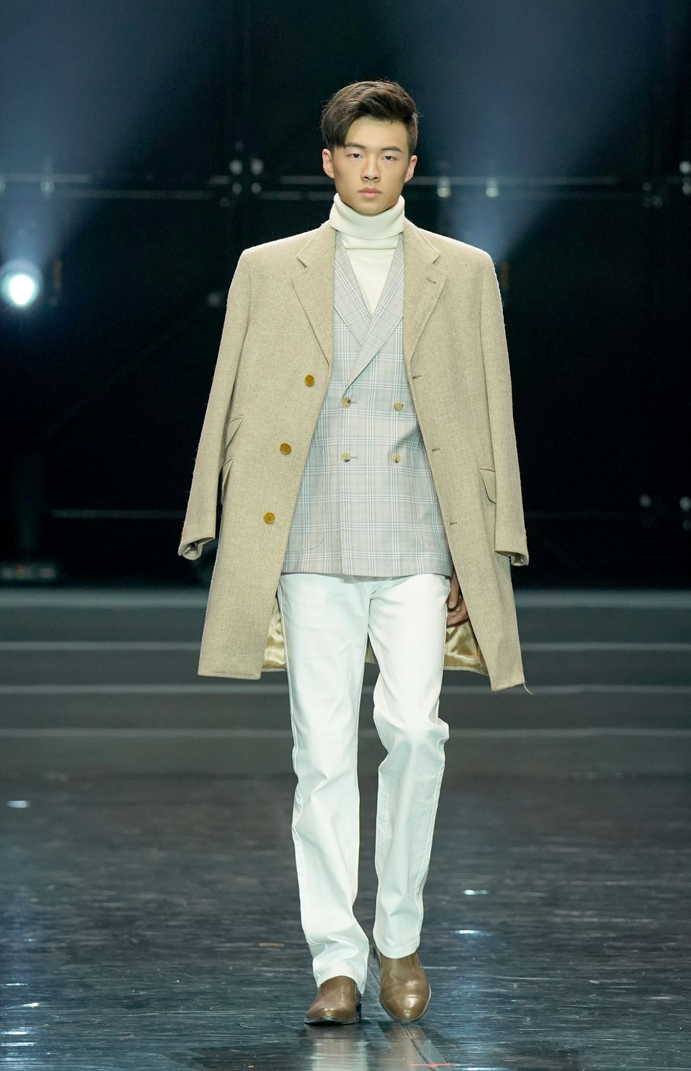 新华社照片，北京，2017年12月31日　　皮尔&middot;卡丹成立70周年发布会在京举行　　12月31日，模特在发布会上展示皮尔&middot;卡丹时装。　　当日，皮尔&middot;卡丹成立70周年发布会在北京举行，这场主题为&ldquo;马可波罗号&rdquo;的发布会融合了芭蕾舞剧的元素，上海芭蕾舞团演员和时装模特穿插同台表演，上演了一场精彩的年度时尚大秀。　　新华社记者陈建力摄