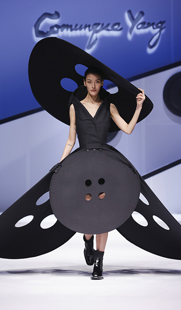 设计师杨紫琪携Comunque Yang空氧 2021春夏系列首秀登陆中国国际时装周