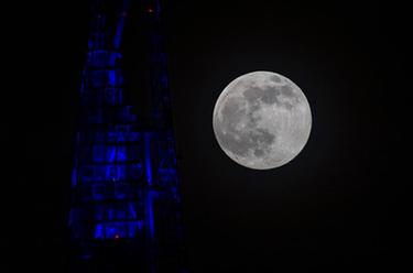 伦敦：&ldquo;超级月亮&rdquo;现身夜空