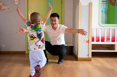 福利院里的&ldquo;龙爸爸&rdquo;