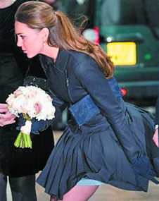 风掀裙子险走光 凯特王妃很尴尬